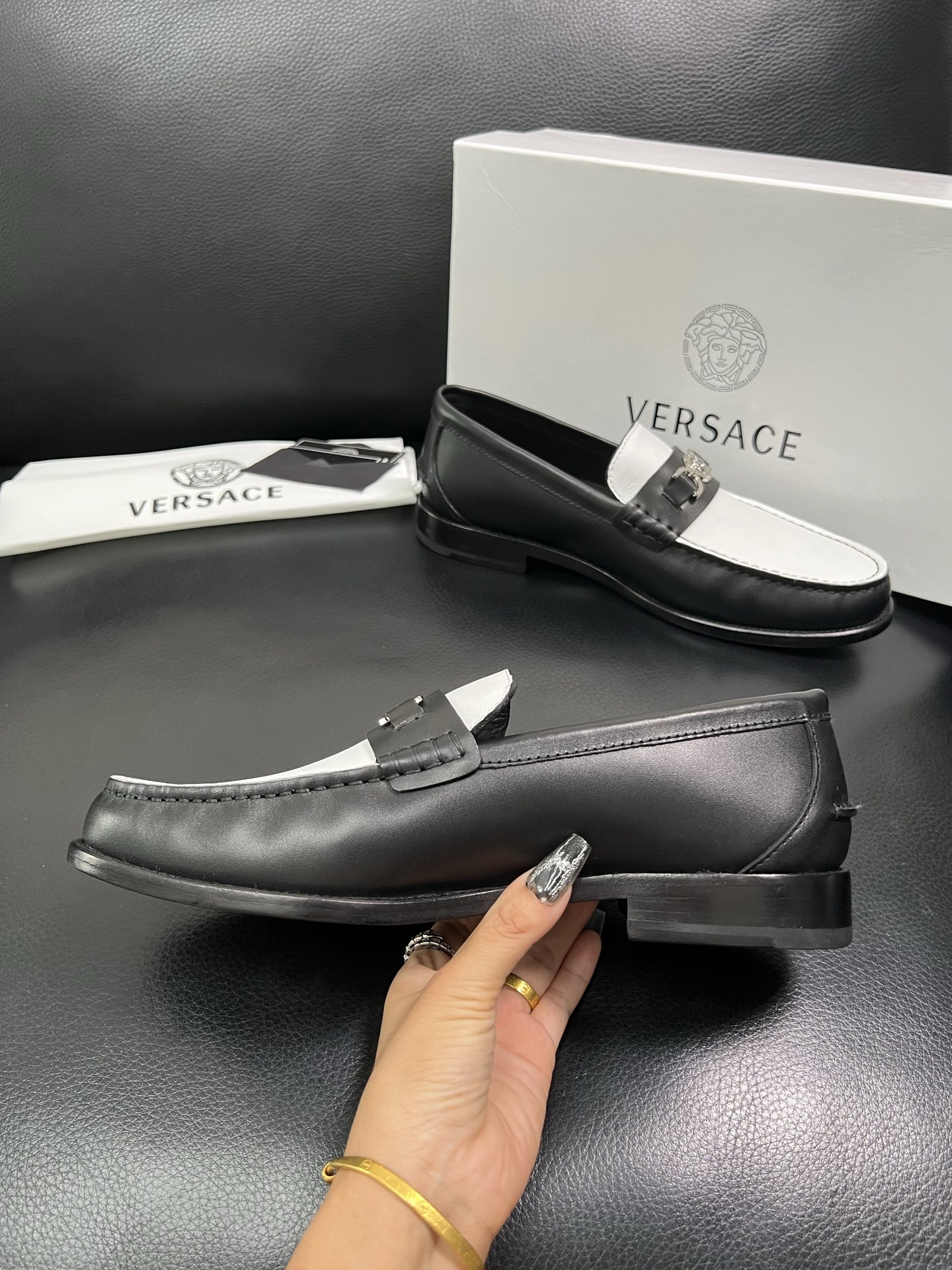 VERSACE 高品质 顶级工艺品 范思哲 专柜同步原厂配置，意大利进口牛皮搭配面料，全鞋配件私模打造，