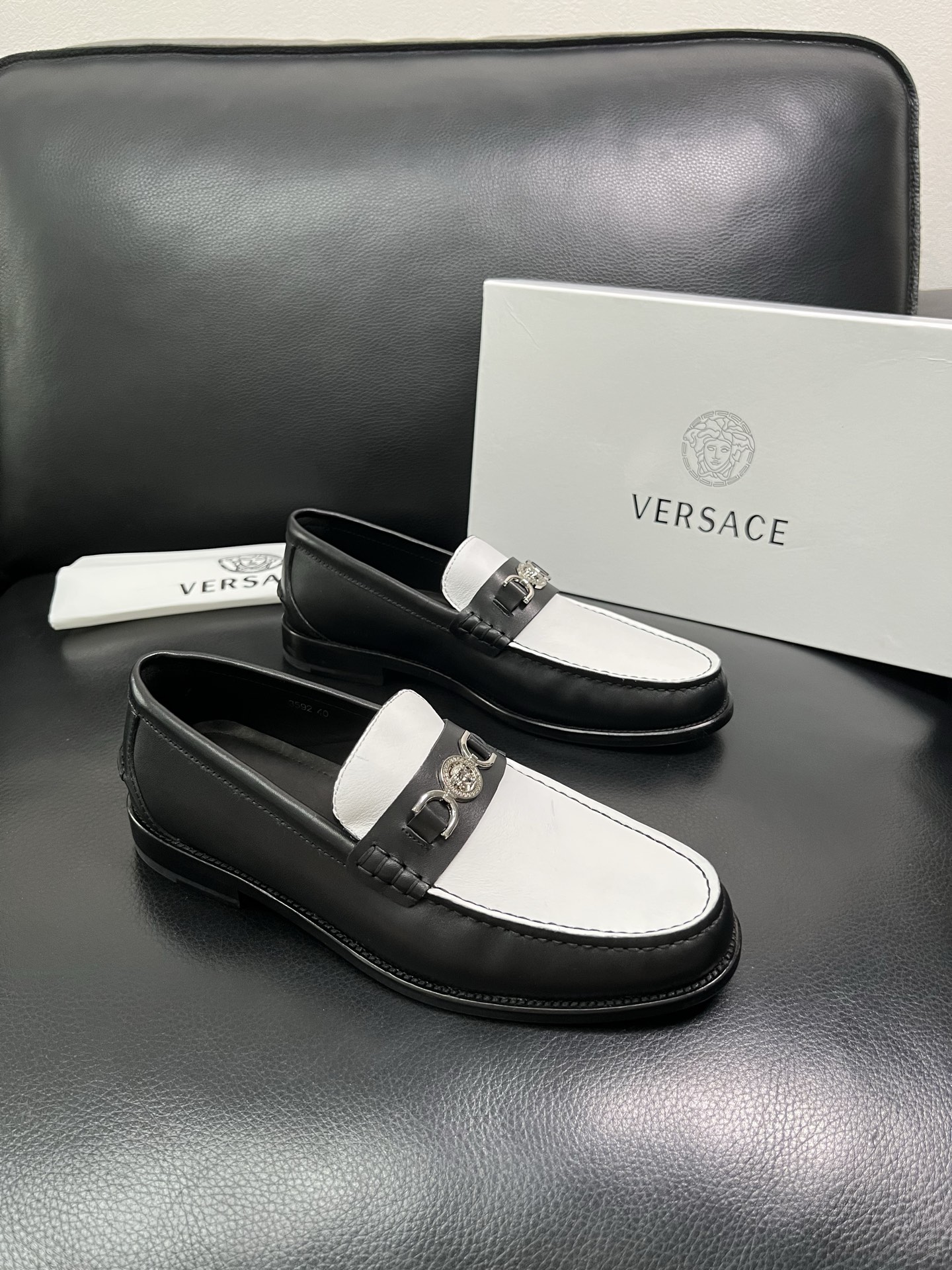 VERSACE 高品质 顶级工艺品 范思哲 专柜同步原厂配置，意大利进口牛皮搭配面料，全鞋配件私模打造，
