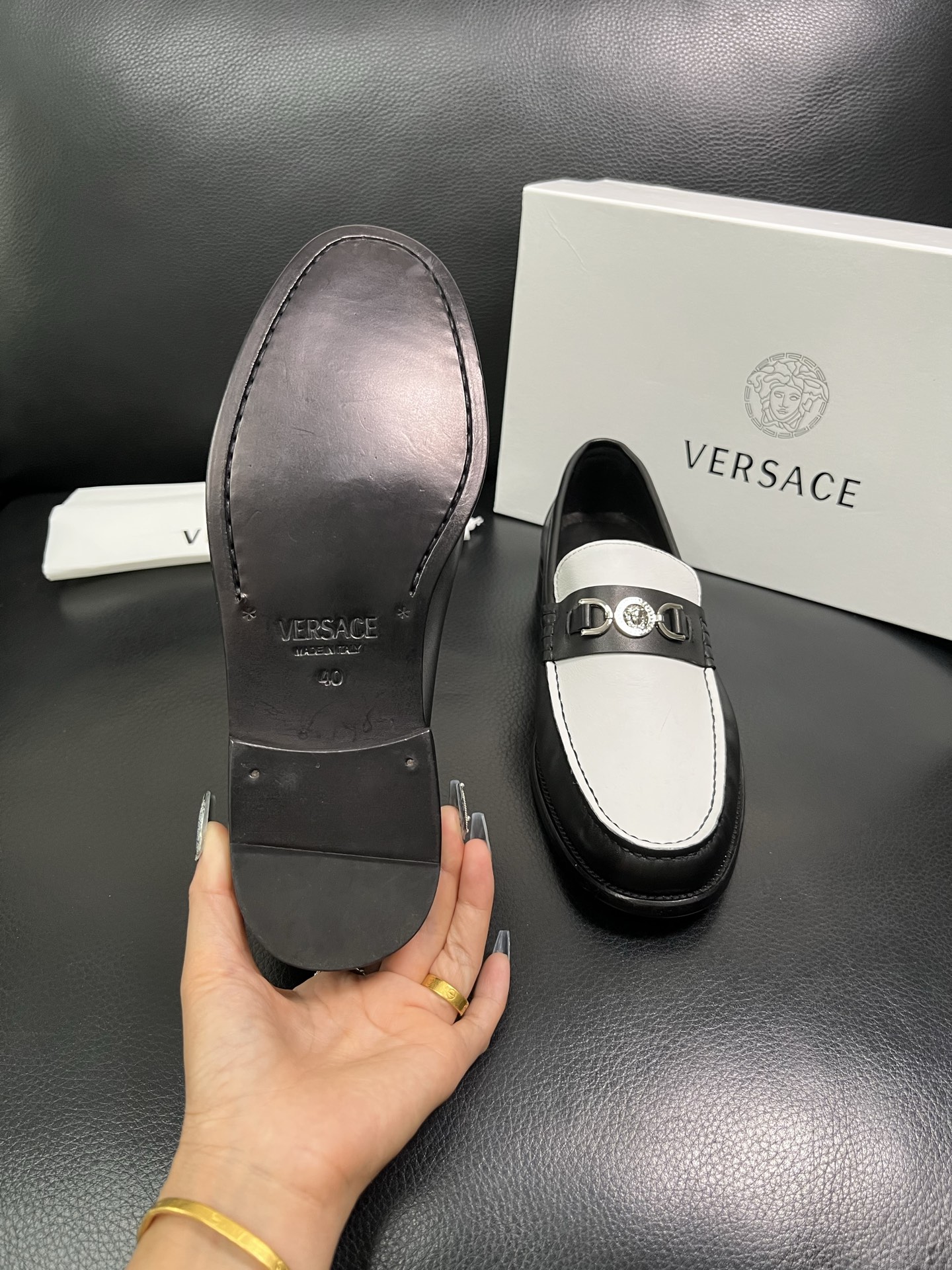 VERSACE 高品质 顶级工艺品 范思哲 专柜同步原厂配置，意大利进口牛皮搭配面料，全鞋配件私模打造，