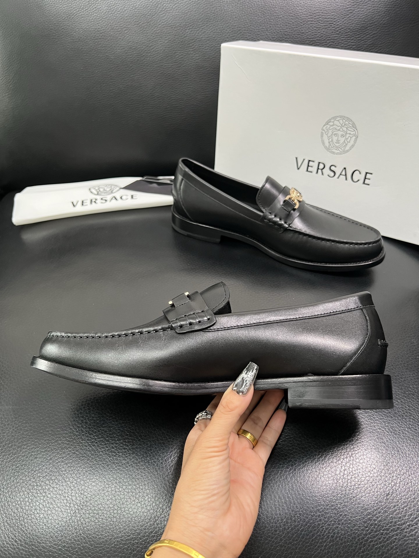 VERSACE 高品质 顶级工艺品 范思哲 专柜同步原厂配置，意大利进口牛皮搭配面料，全鞋配件私模打造，