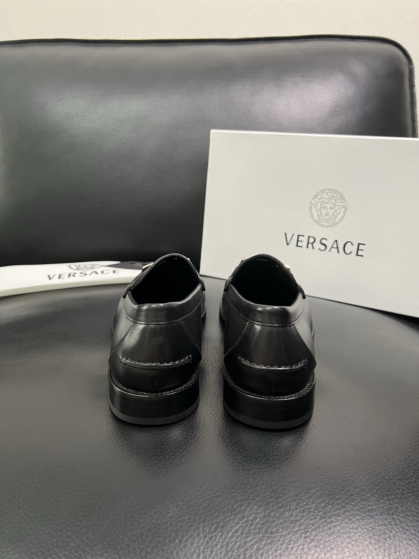 VERSACE 高品质 顶级工艺品 范思哲 专柜同步原厂配置，意大利进口牛皮搭配面料，全鞋配件私模打造，