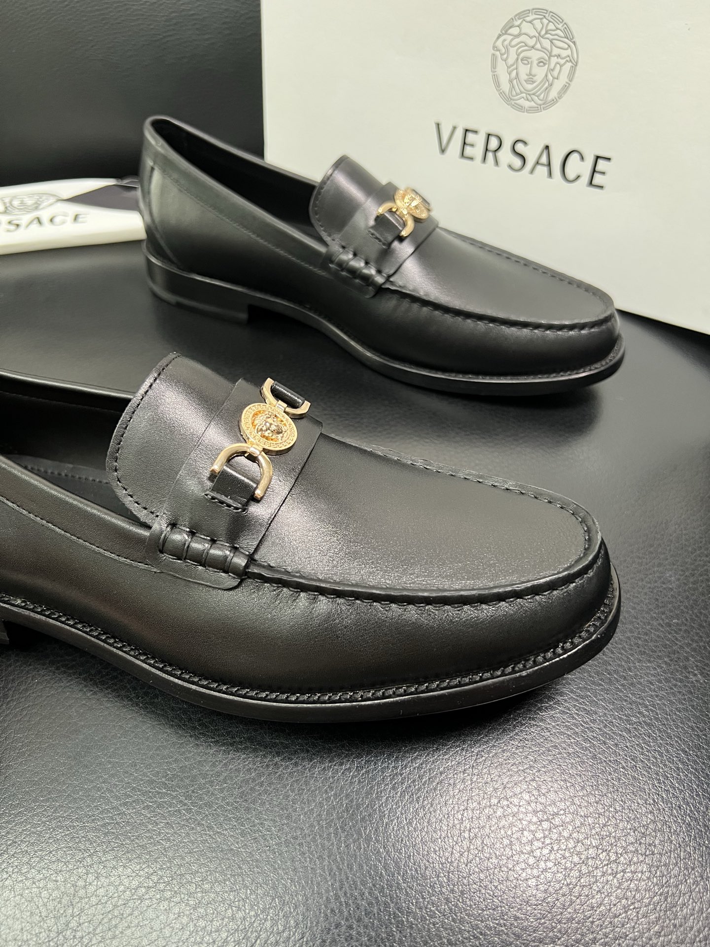 VERSACE 高品质 顶级工艺品 范思哲 专柜同步原厂配置，意大利进口牛皮搭配面料，全鞋配件私模打造，