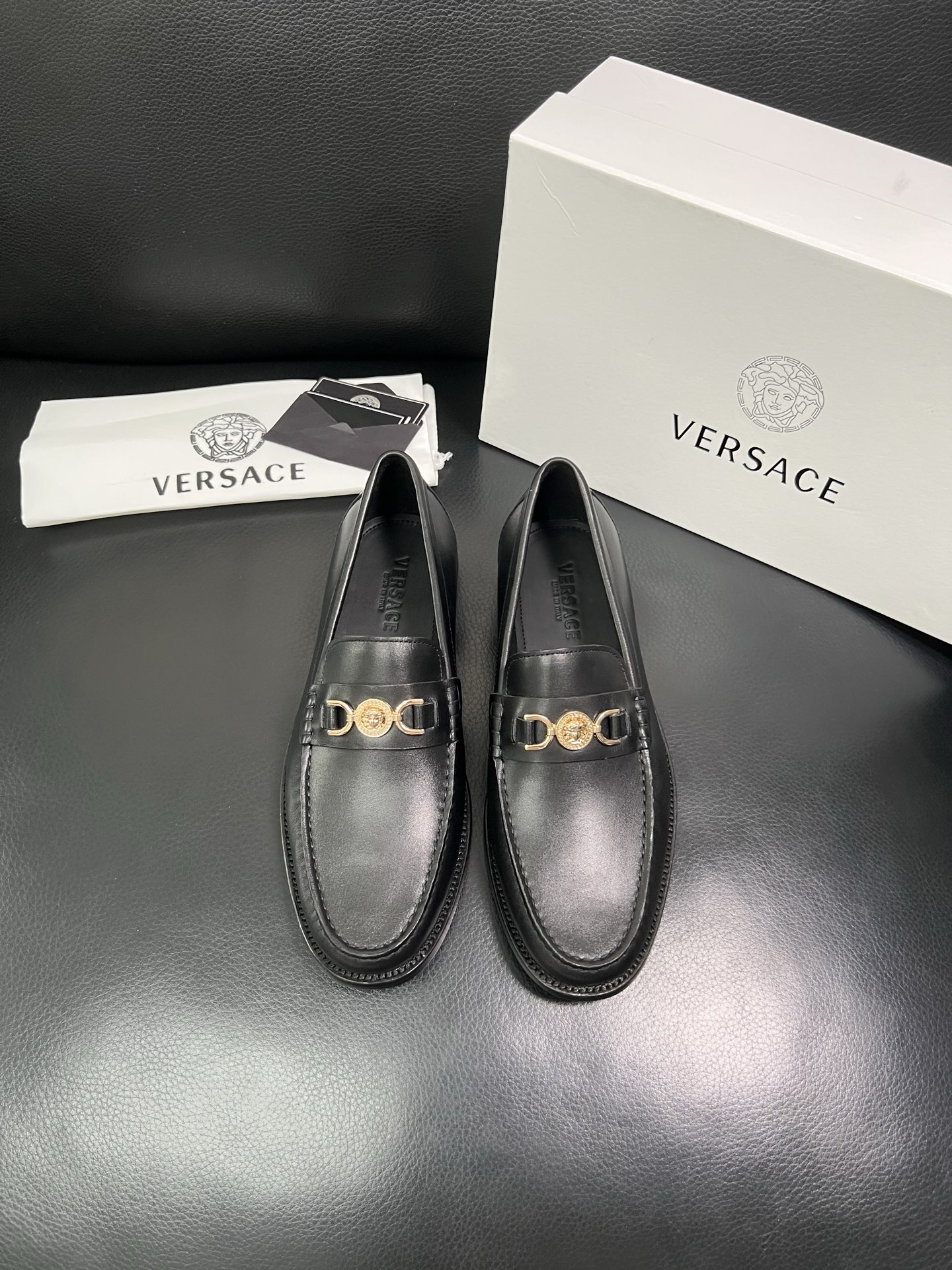 VERSACE 高品质 顶级工艺品 范思哲 专柜同步原厂配置，意大利进口牛皮搭配面料，全鞋配件私模打造，