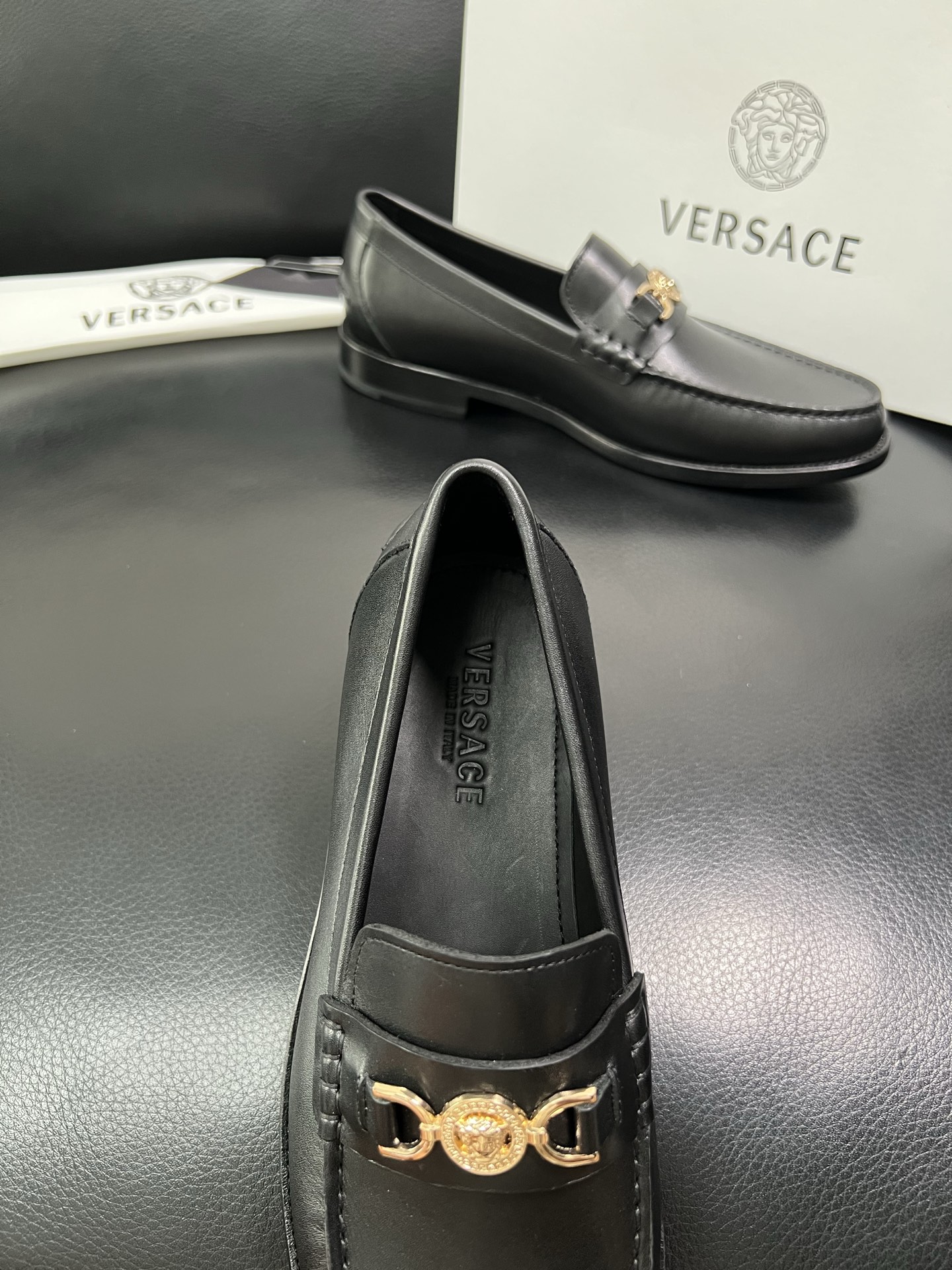 VERSACE 高品质 顶级工艺品 范思哲 专柜同步原厂配置，意大利进口牛皮搭配面料，全鞋配件私模打造，