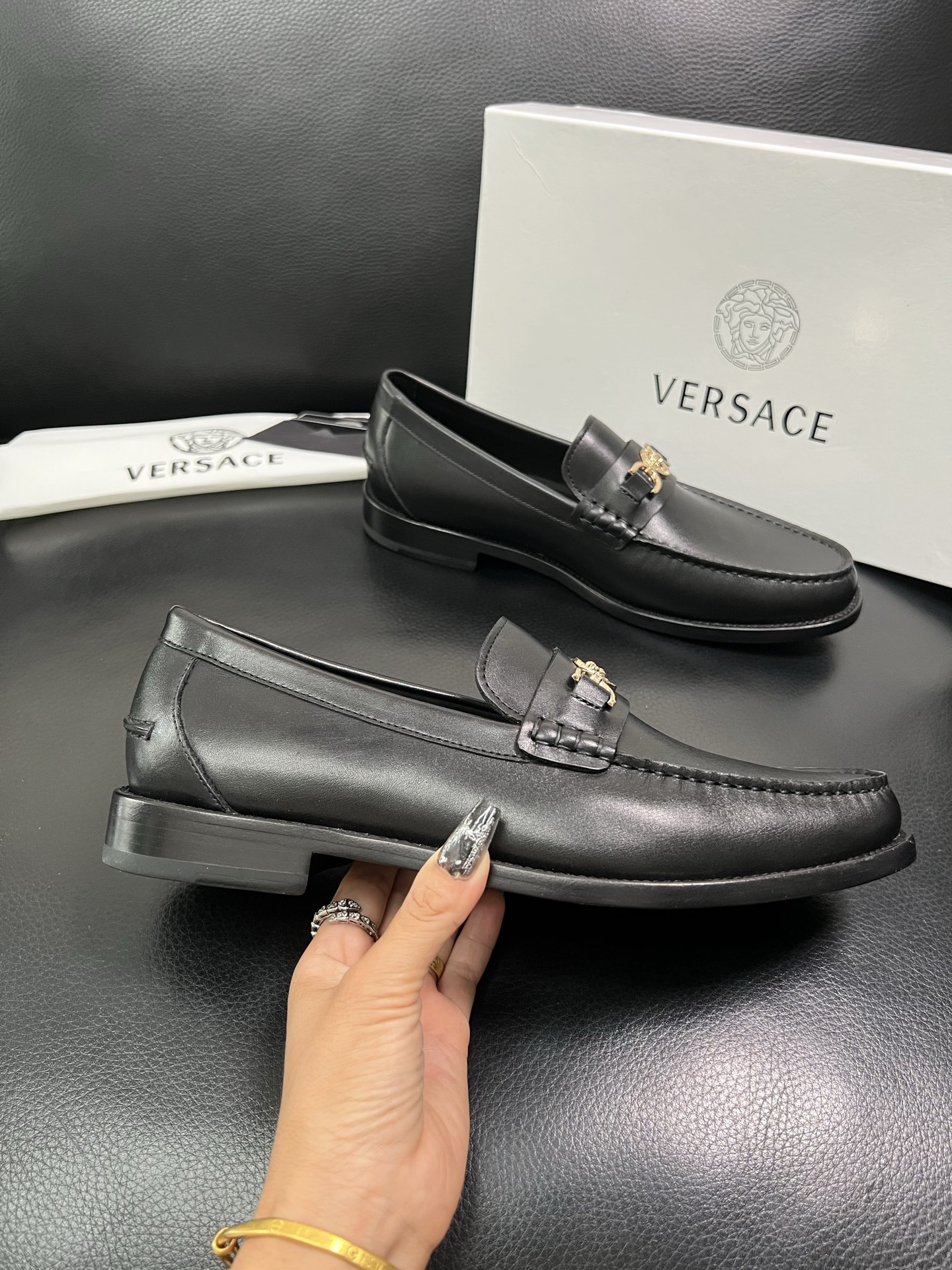 VERSACE 高品质 顶级工艺品 范思哲 专柜同步原厂配置，意大利进口牛皮搭配面料，全鞋配件私模打造，