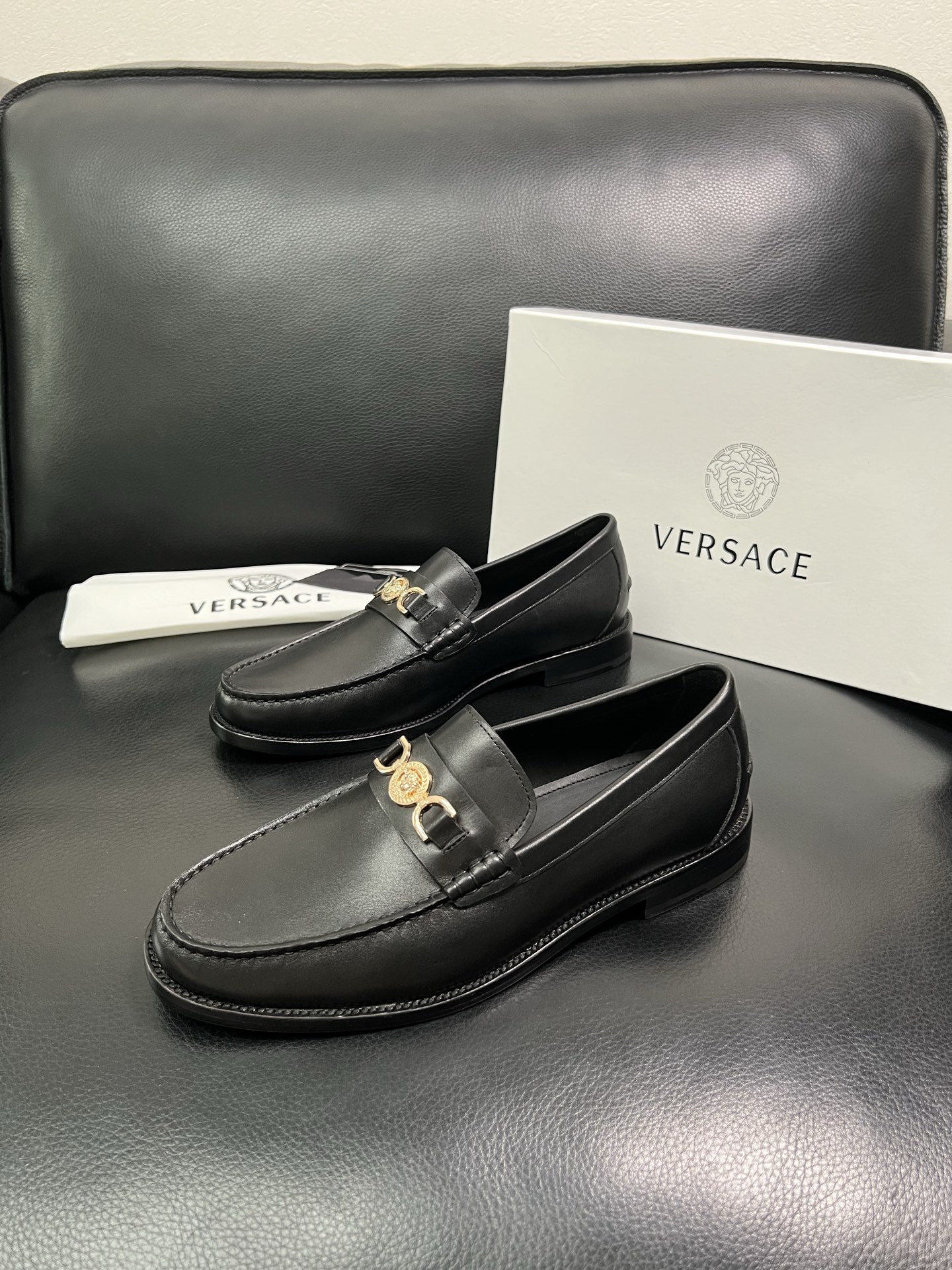 VERSACE 高品质 顶级工艺品 范思哲 专柜同步原厂配置，意大利进口牛皮搭配面料，全鞋配件私模打造，