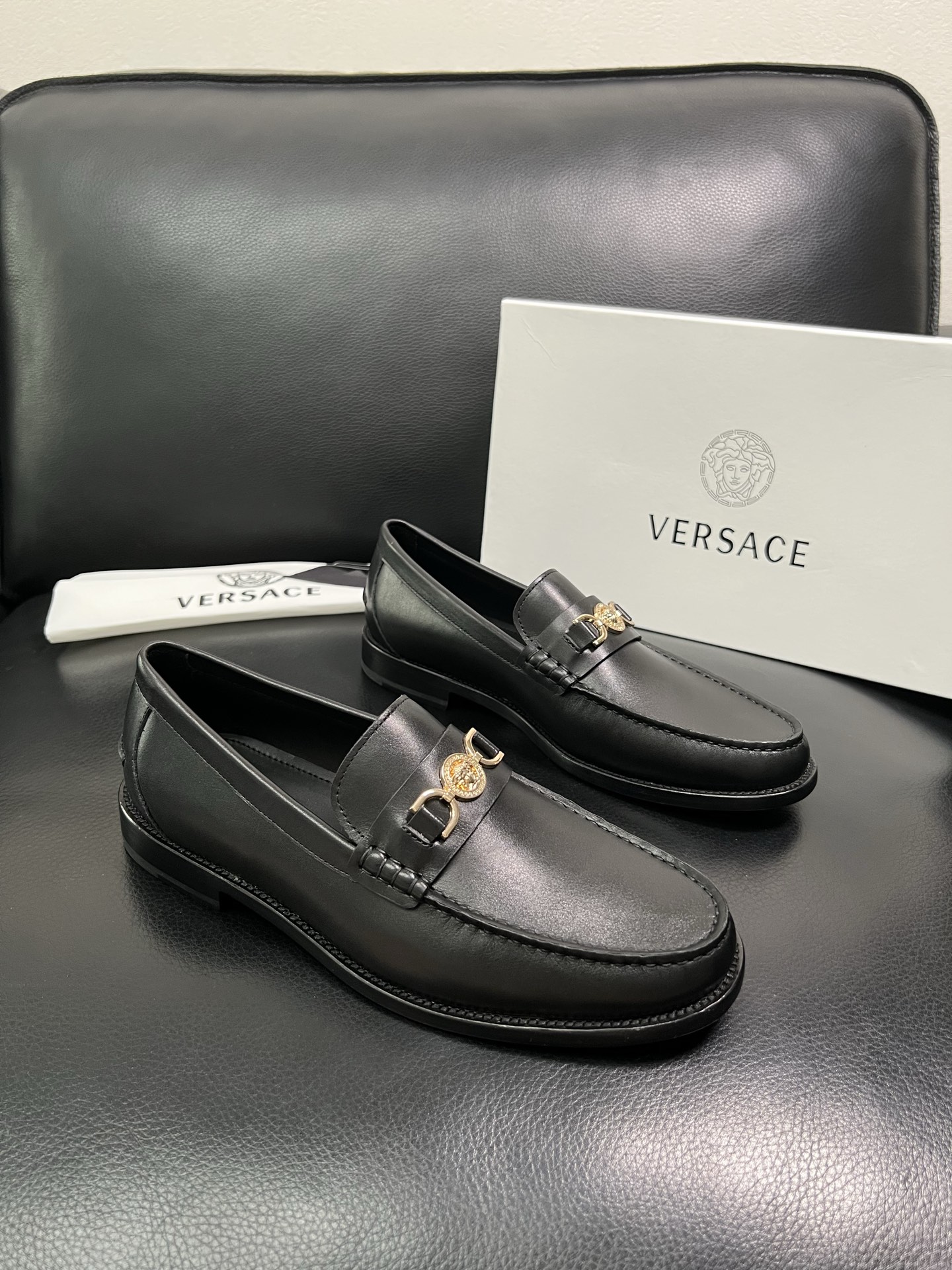 VERSACE 高品质 顶级工艺品 范思哲 专柜同步原厂配置，意大利进口牛皮搭配面料，全鞋配件私模打造，