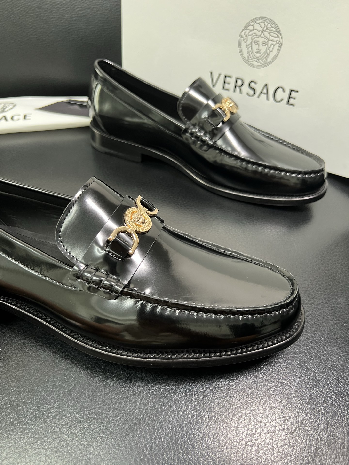 VERSACE 高品质 顶级工艺品 范思哲 专柜同步原厂配置，意大利进口牛皮搭配面料，全鞋配件私模打造，