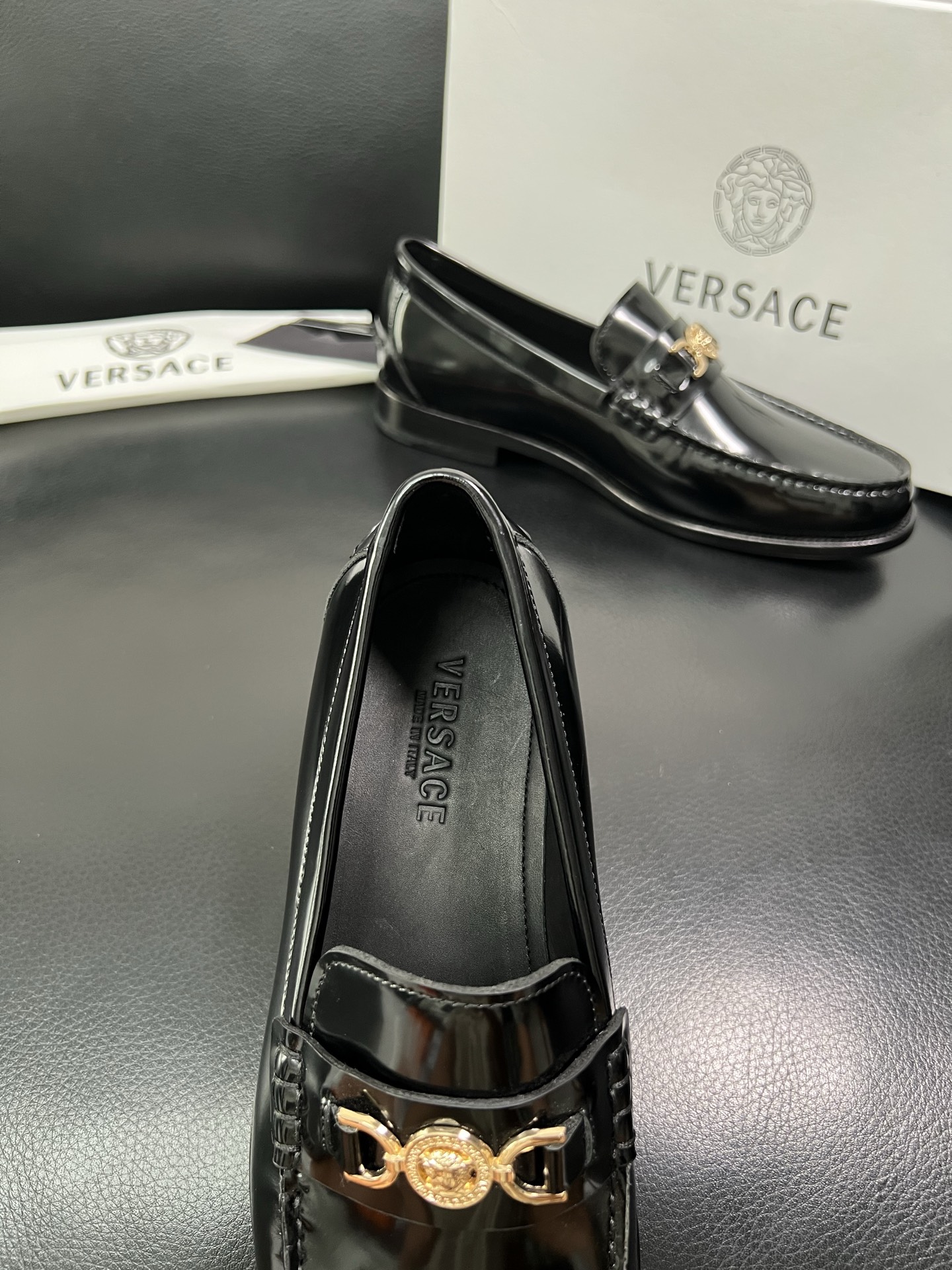 VERSACE 高品质 顶级工艺品 范思哲 专柜同步原厂配置，意大利进口牛皮搭配面料，全鞋配件私模打造，