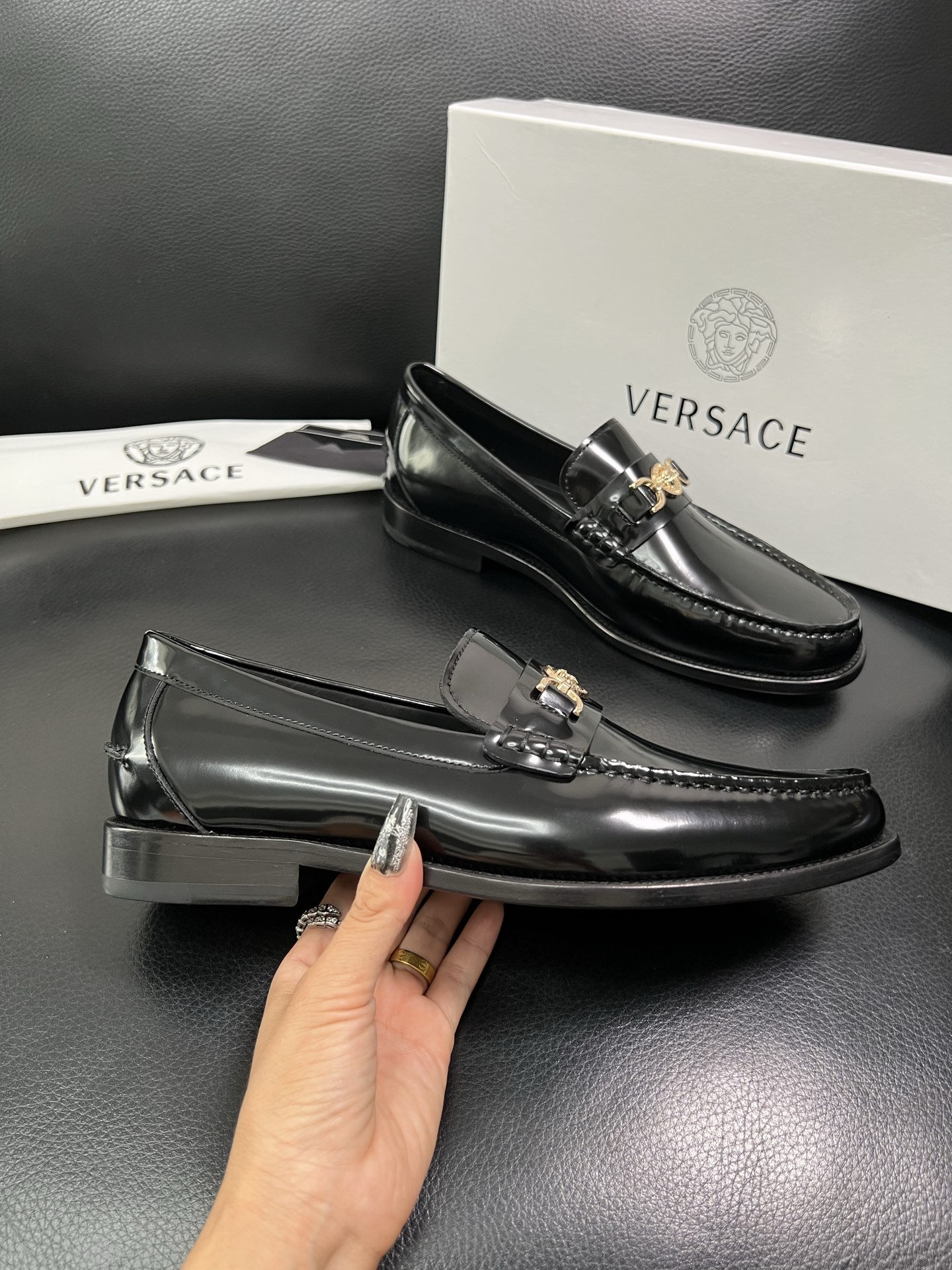 VERSACE 高品质 顶级工艺品 范思哲 专柜同步原厂配置，意大利进口牛皮搭配面料，全鞋配件私模打造，