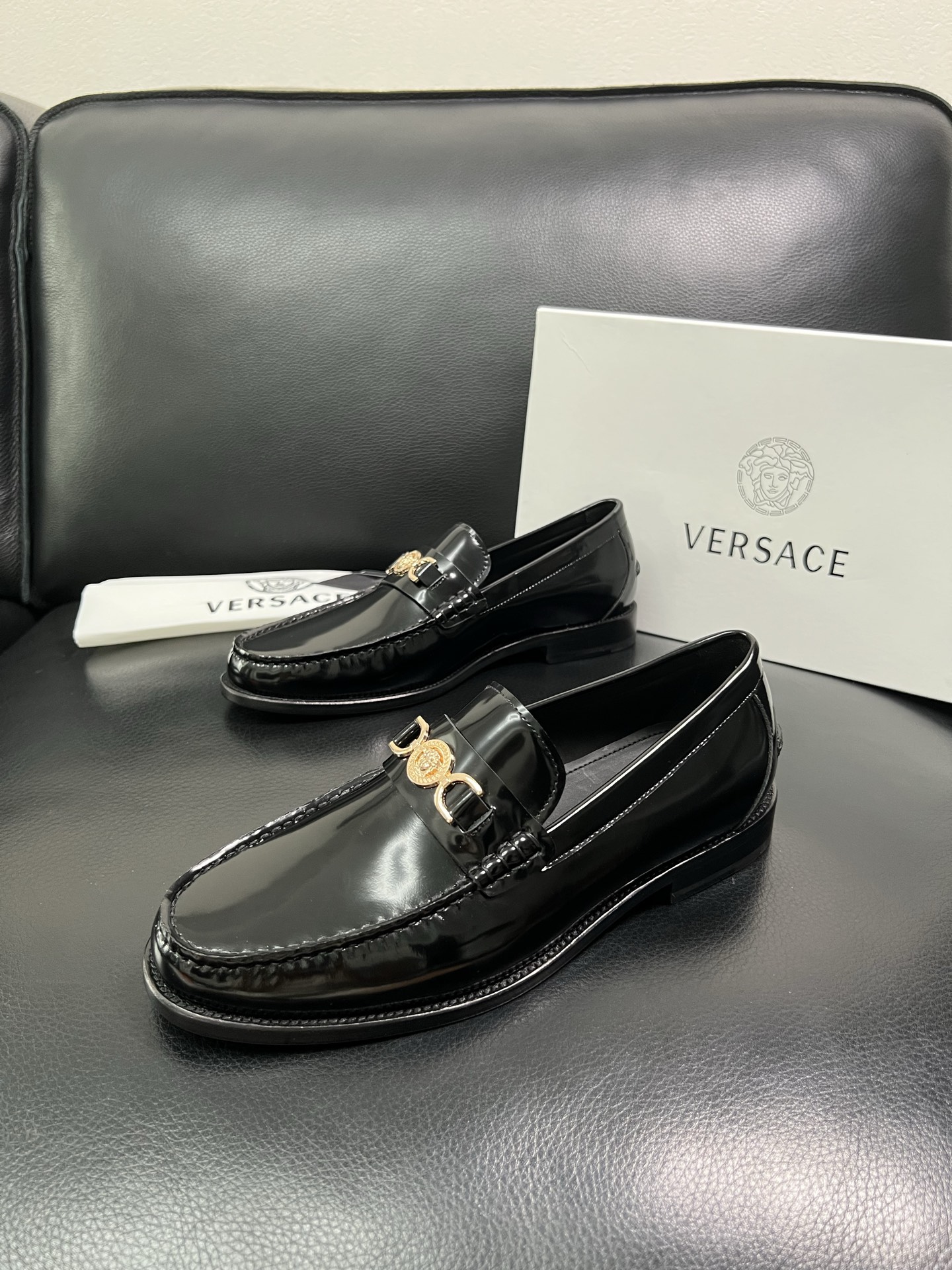 VERSACE 高品质 顶级工艺品 范思哲 专柜同步原厂配置，意大利进口牛皮搭配面料，全鞋配件私模打造，