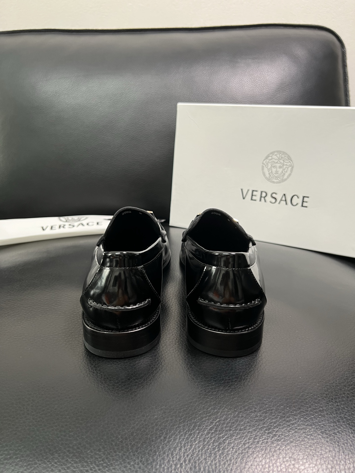 VERSACE 高品质 顶级工艺品 范思哲 专柜同步原厂配置，意大利进口牛皮搭配面料，全鞋配件私模打造，