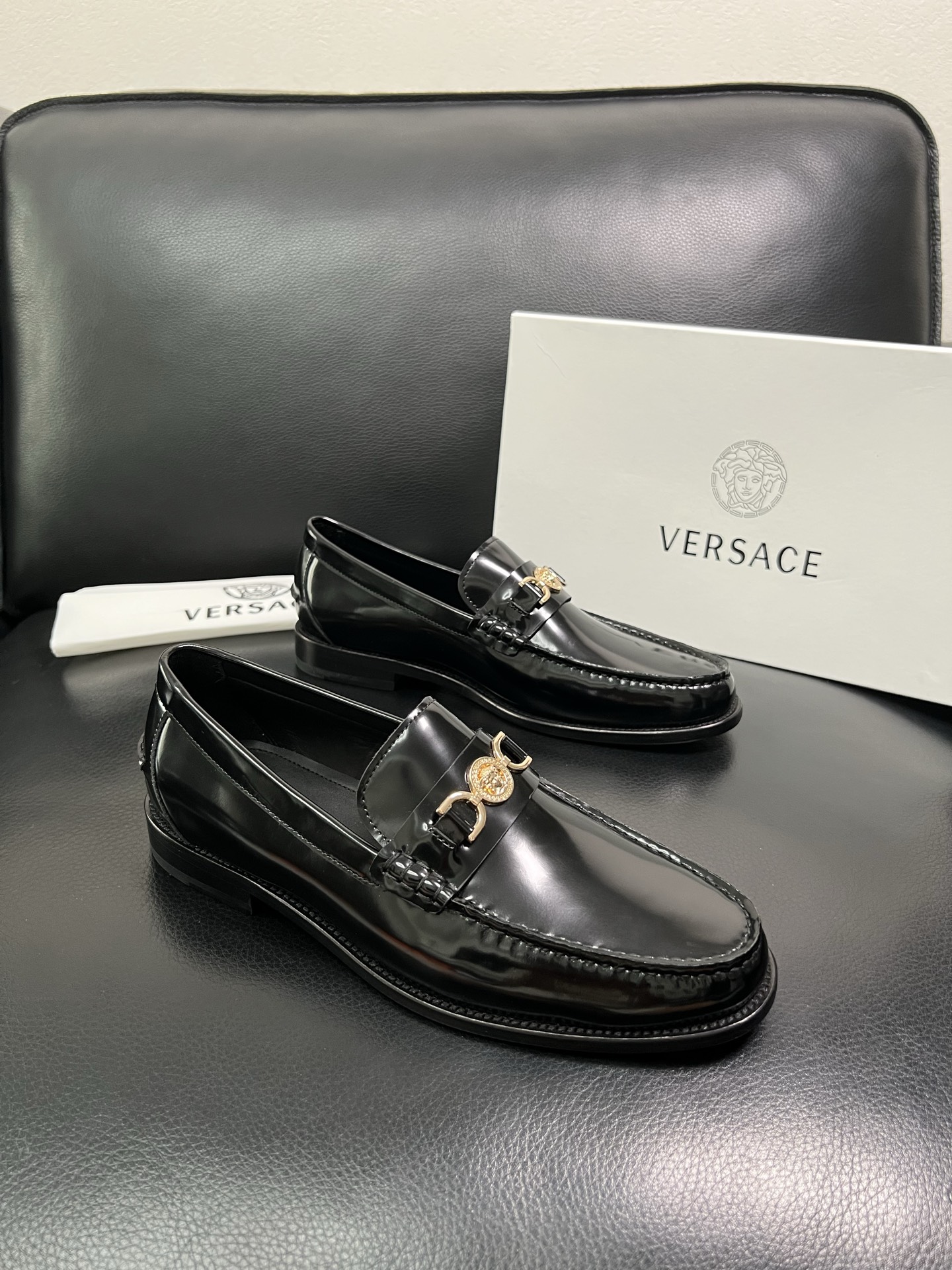 VERSACE 高品质 顶级工艺品 范思哲 专柜同步原厂配置，意大利进口牛皮搭配面料，全鞋配件私模打造，