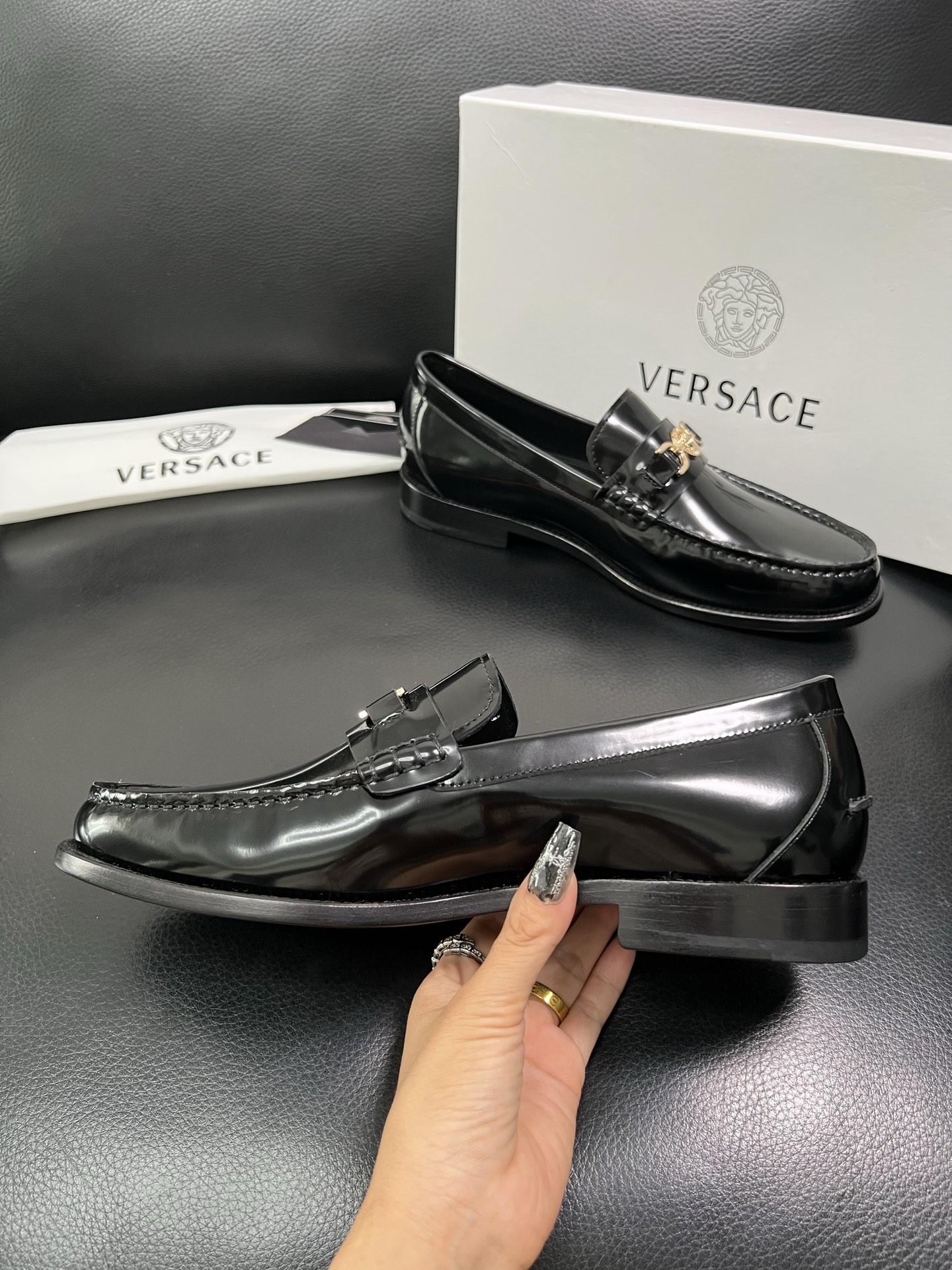 VERSACE 高品质 顶级工艺品 范思哲 专柜同步原厂配置，意大利进口牛皮搭配面料，全鞋配件私模打造，