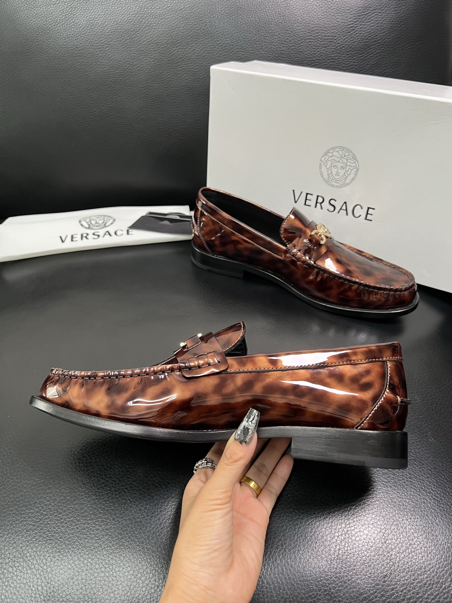 VERSACE 高品质 顶级工艺品 范思哲 专柜同步原厂配置，意大利进口牛皮搭配面料，全鞋配件私模打造，