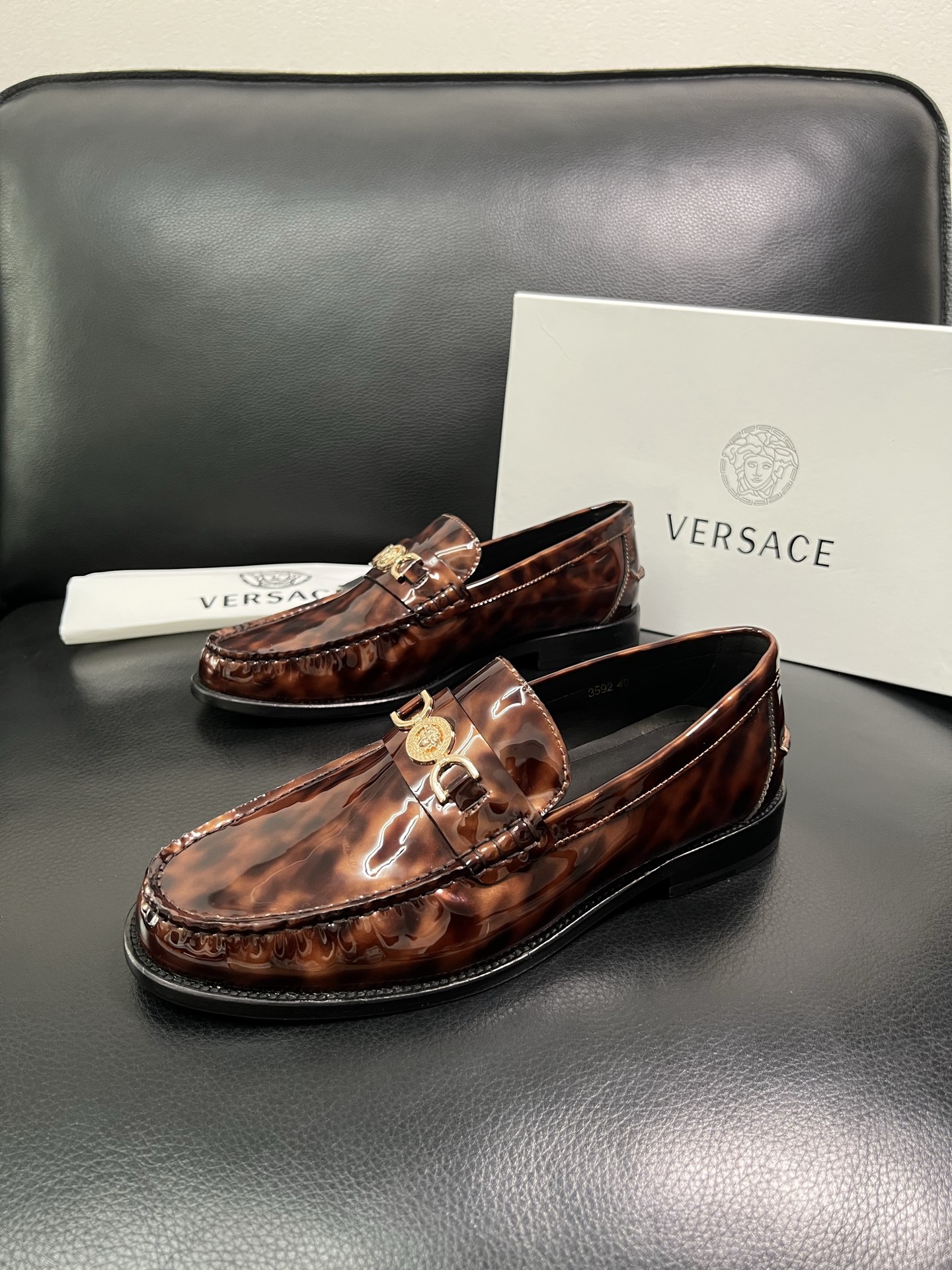 VERSACE 高品质 顶级工艺品 范思哲 专柜同步原厂配置，意大利进口牛皮搭配面料，全鞋配件私模打造，