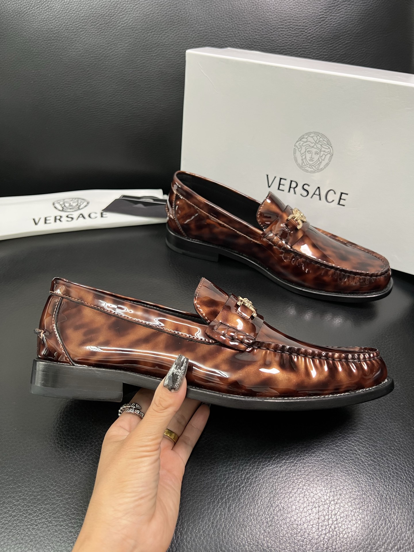 VERSACE 高品质 顶级工艺品 范思哲 专柜同步原厂配置，意大利进口牛皮搭配面料，全鞋配件私模打造，