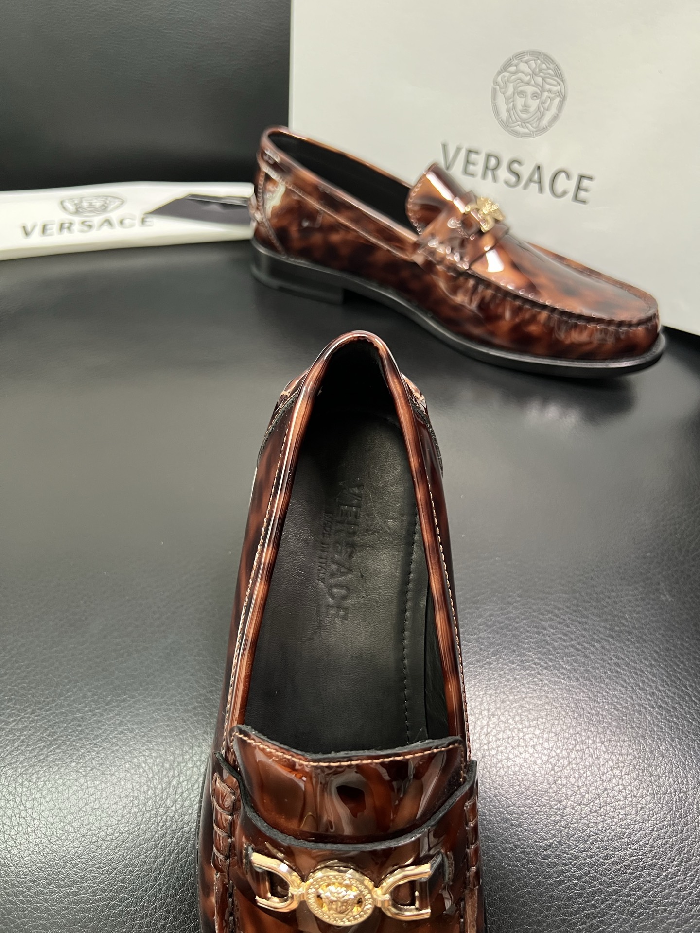 VERSACE 高品质 顶级工艺品 范思哲 专柜同步原厂配置，意大利进口牛皮搭配面料，全鞋配件私模打造，