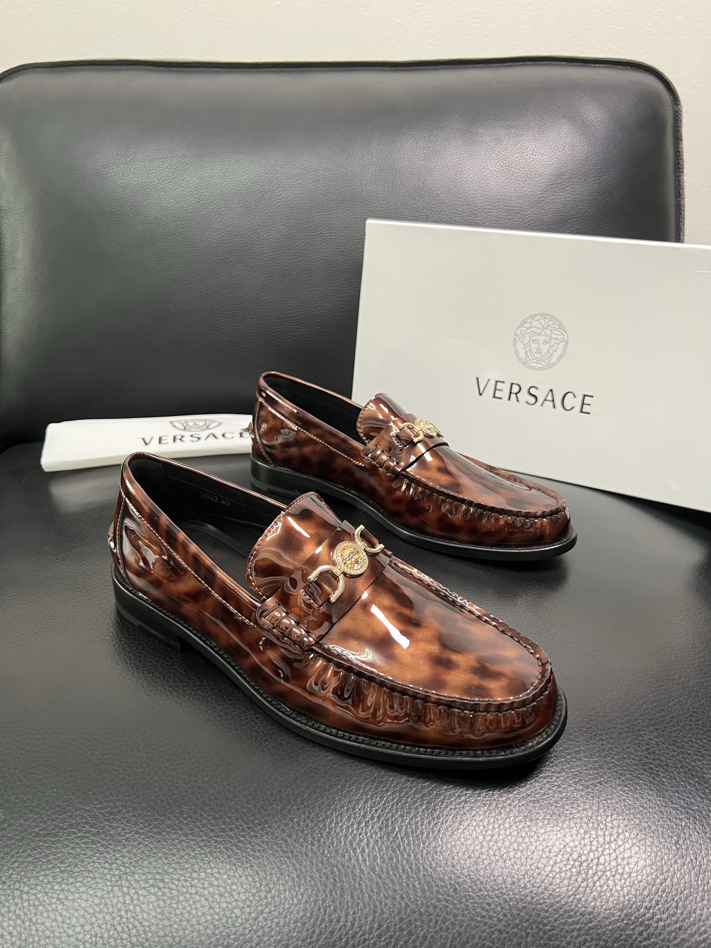 VERSACE 高品质 顶级工艺品 范思哲 专柜同步原厂配置，意大利进口牛皮搭配面料，全鞋配件私模打造，