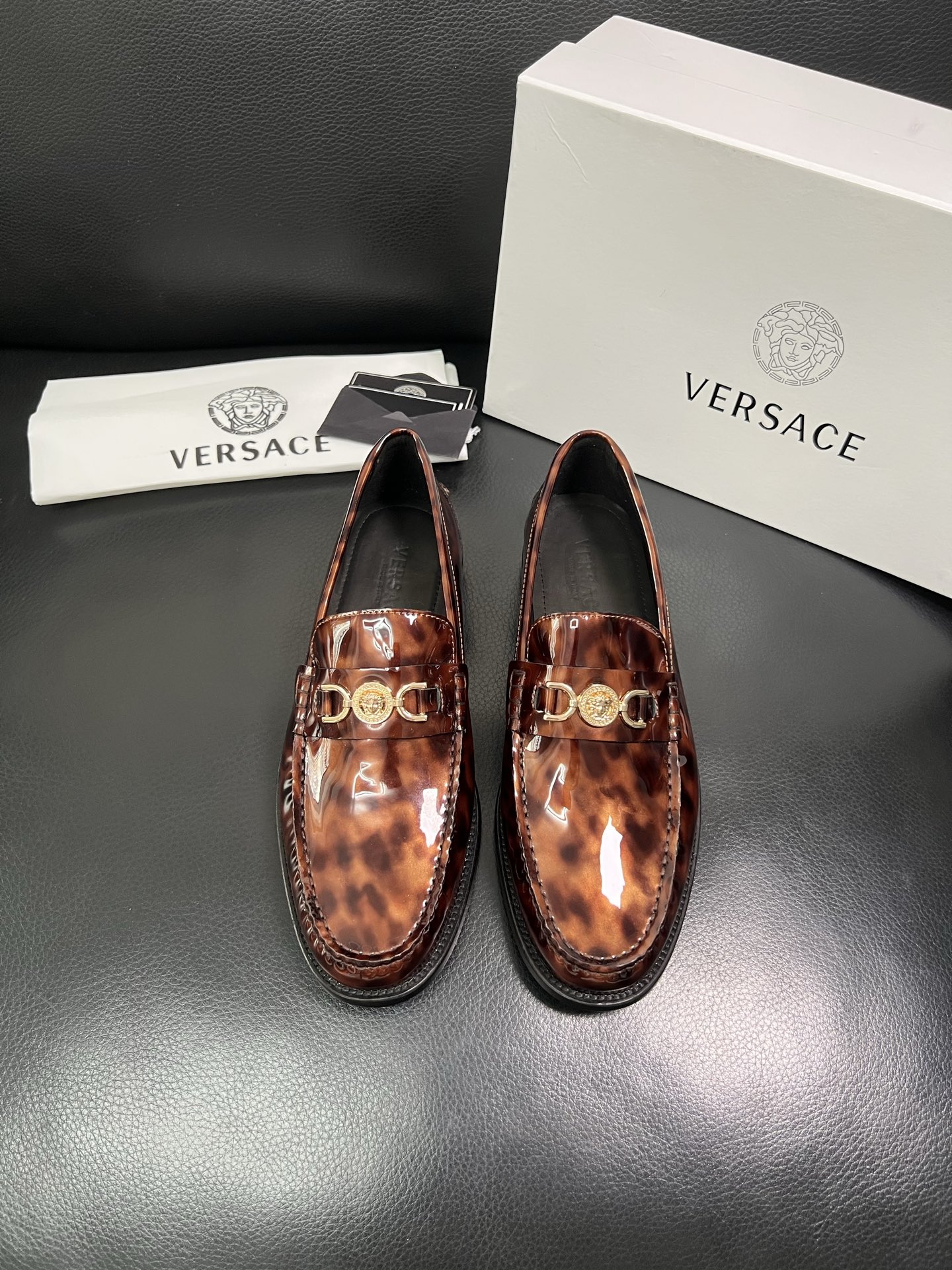 VERSACE 高品质 顶级工艺品 范思哲 专柜同步原厂配置，意大利进口牛皮搭配面料，全鞋配件私模打造，