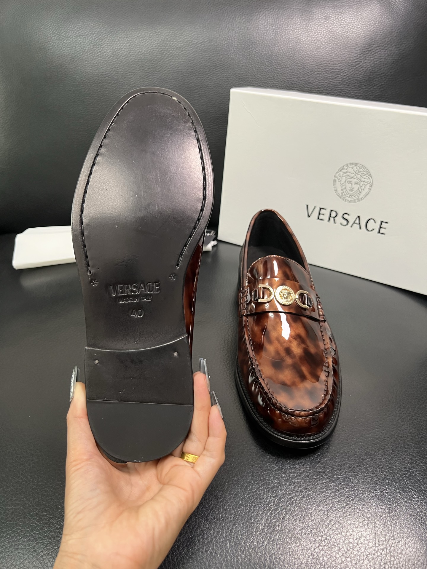 VERSACE 高品质 顶级工艺品 范思哲 专柜同步原厂配置，意大利进口牛皮搭配面料，全鞋配件私模打造，