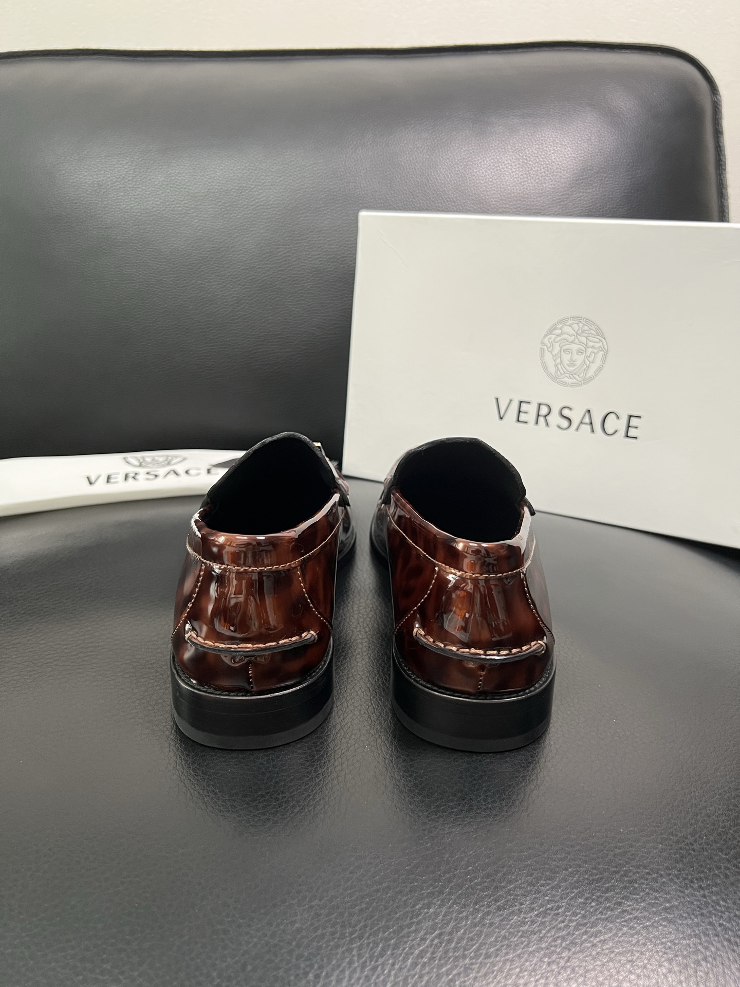 VERSACE 高品质 顶级工艺品 范思哲 专柜同步原厂配置，意大利进口牛皮搭配面料，全鞋配件私模打造，