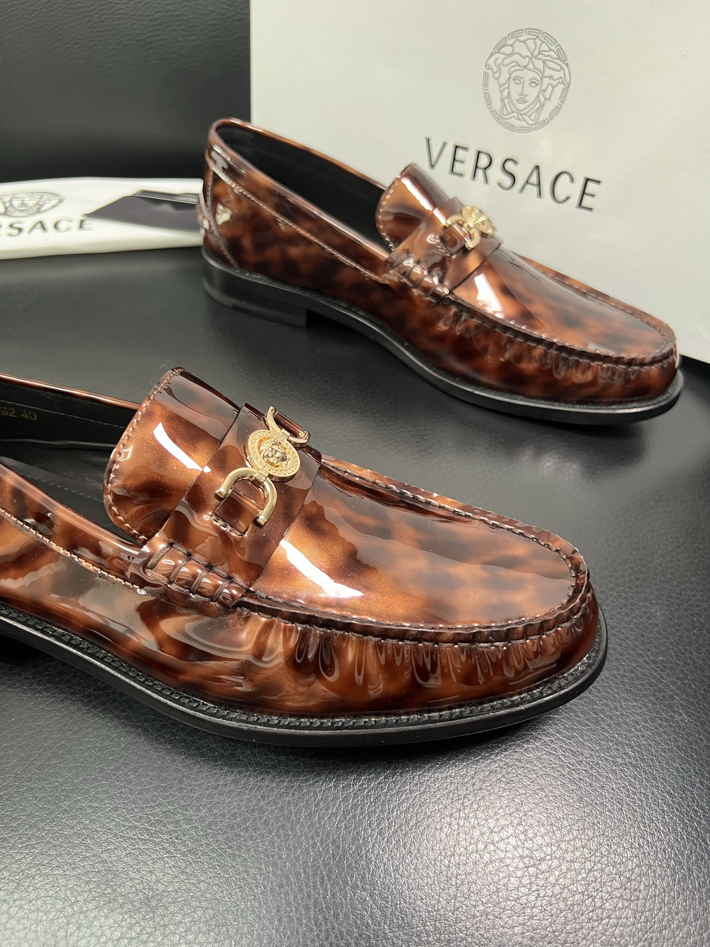 VERSACE 高品质 顶级工艺品 范思哲 专柜同步原厂配置，意大利进口牛皮搭配面料，全鞋配件私模打造，
