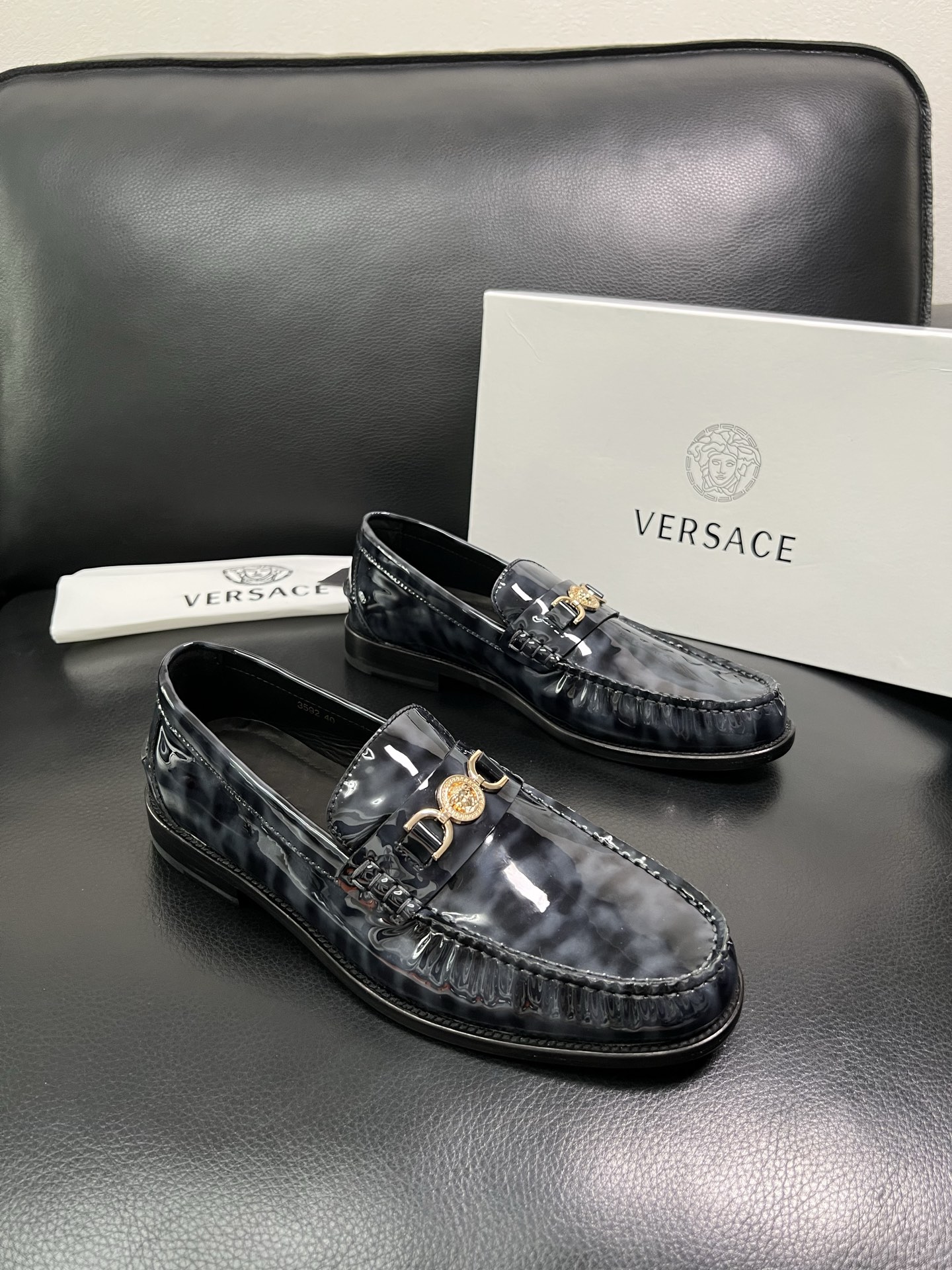 VERSACE 高品质 顶级工艺品 范思哲 专柜同步原厂配置，意大利进口牛皮搭配面料，全鞋配件私模打造，