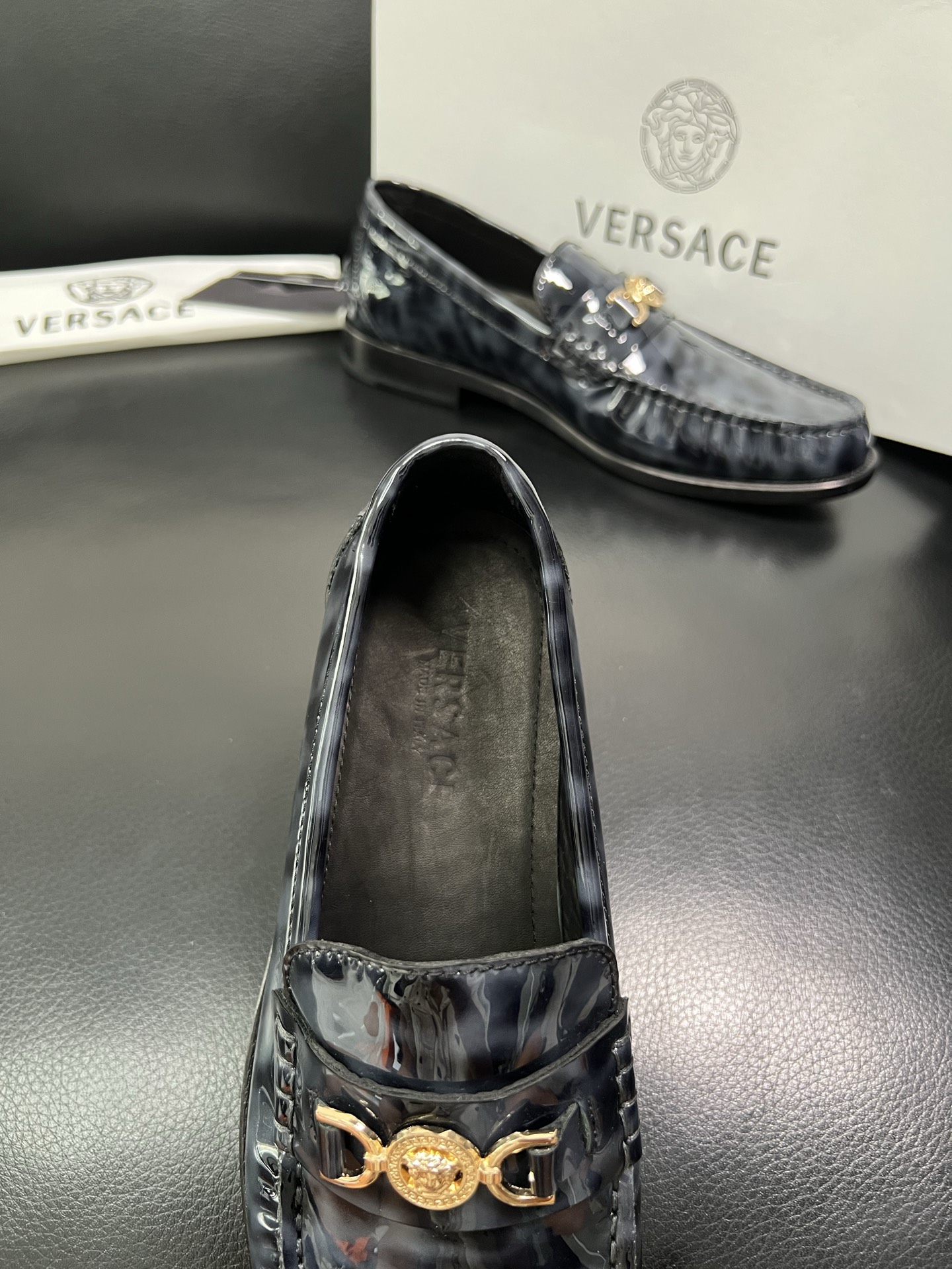 VERSACE 高品质 顶级工艺品 范思哲 专柜同步原厂配置，意大利进口牛皮搭配面料，全鞋配件私模打造，