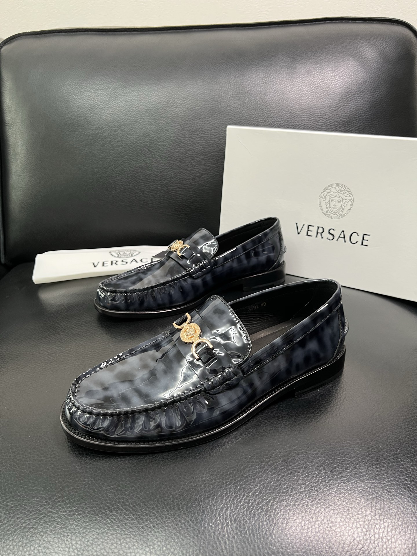 VERSACE 高品质 顶级工艺品 范思哲 专柜同步原厂配置，意大利进口牛皮搭配面料，全鞋配件私模打造，
