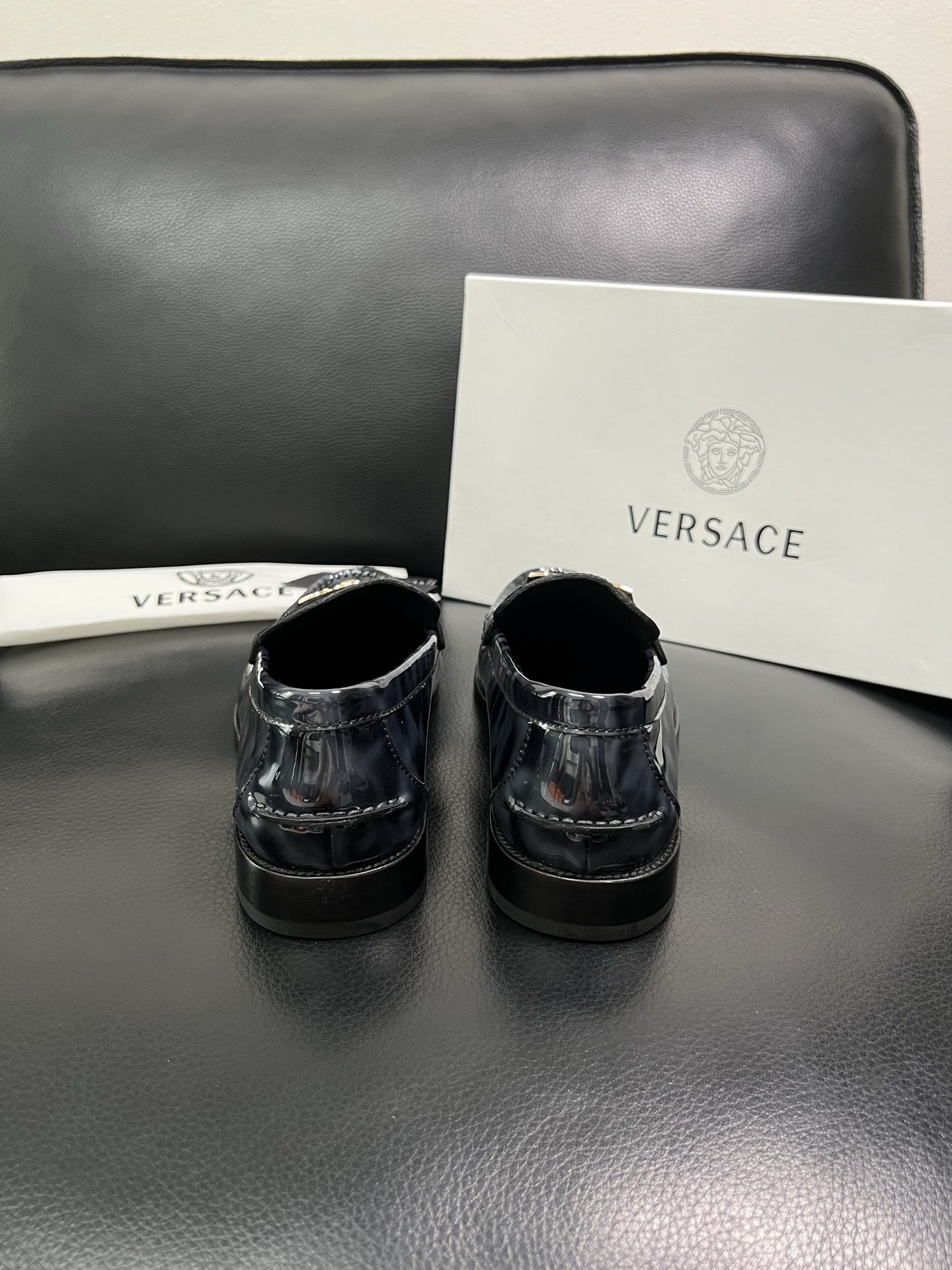 VERSACE 高品质 顶级工艺品 范思哲 专柜同步原厂配置，意大利进口牛皮搭配面料，全鞋配件私模打造，