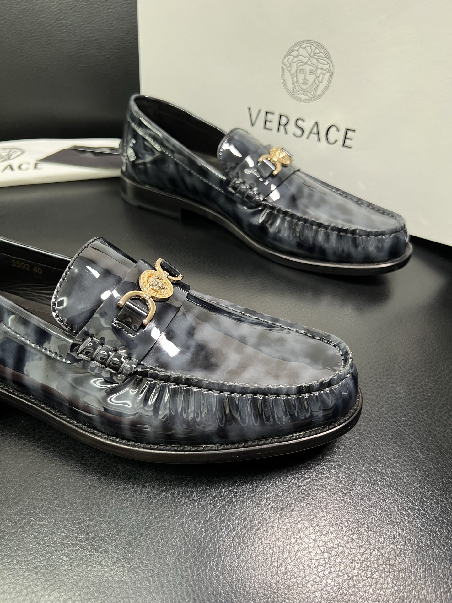 VERSACE 高品质 顶级工艺品 范思哲 专柜同步原厂配置，意大利进口牛皮搭配面料，全鞋配件私模打造，