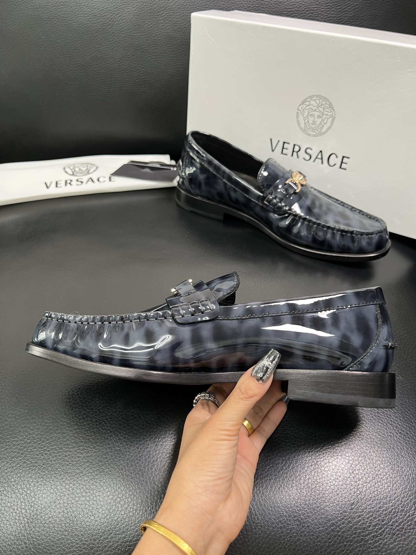 VERSACE 高品质 顶级工艺品 范思哲 专柜同步原厂配置，意大利进口牛皮搭配面料，全鞋配件私模打造，