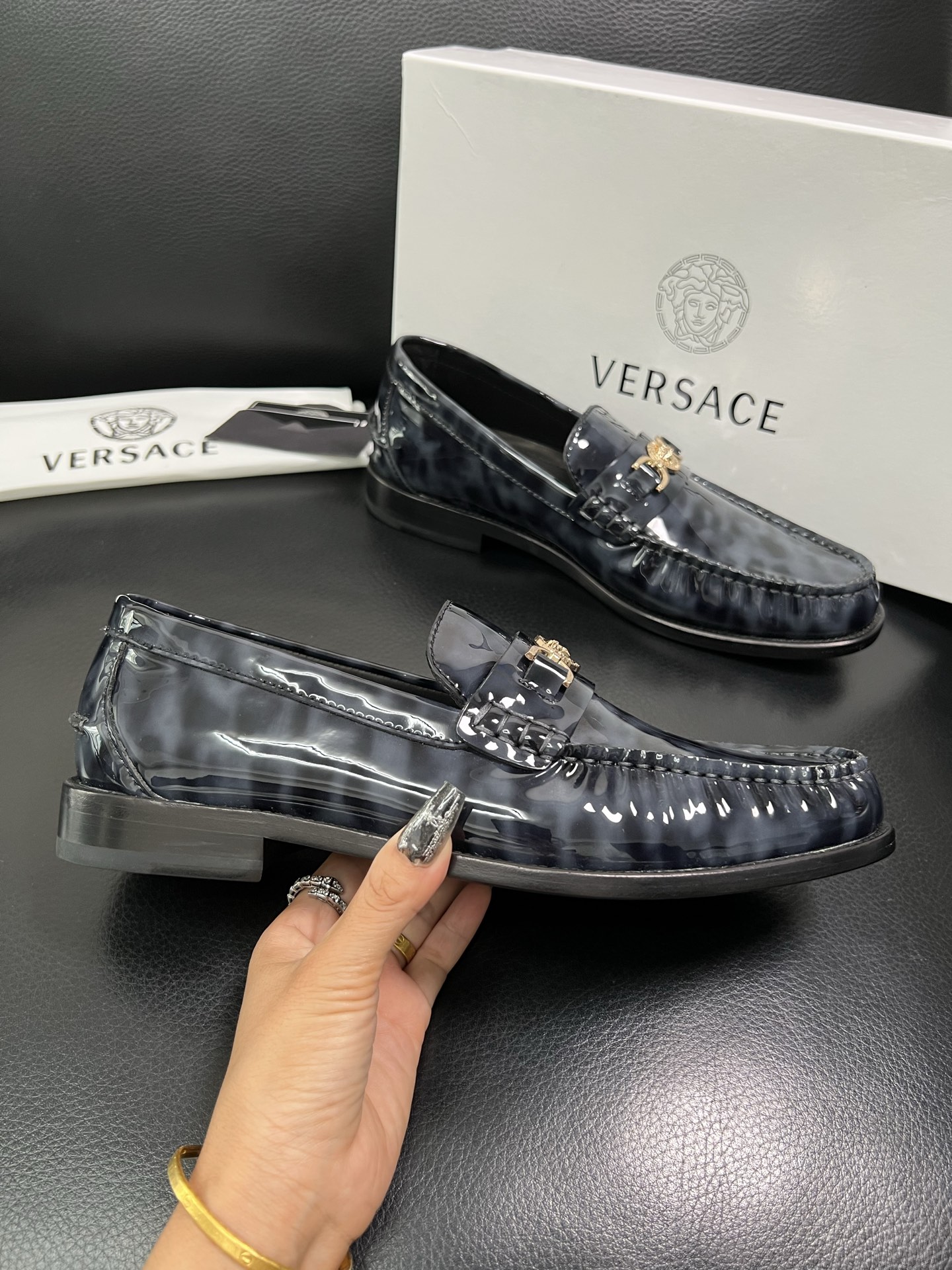 VERSACE 高品质 顶级工艺品 范思哲 专柜同步原厂配置，意大利进口牛皮搭配面料，全鞋配件私模打造，