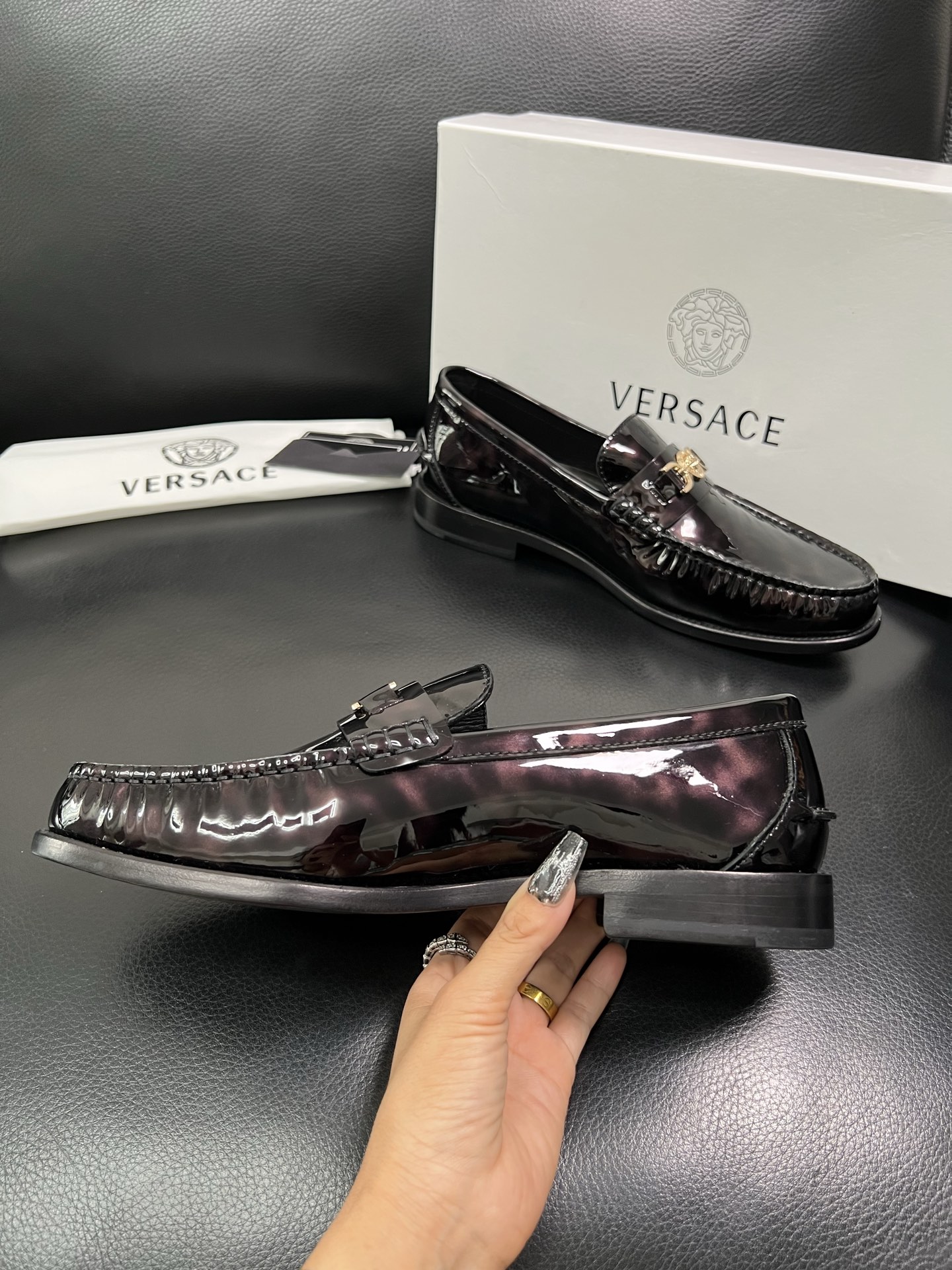VERSACE 高品质 顶级工艺品 范思哲 专柜同步原厂配置，意大利进口牛皮搭配面料，全鞋配件私模打造，