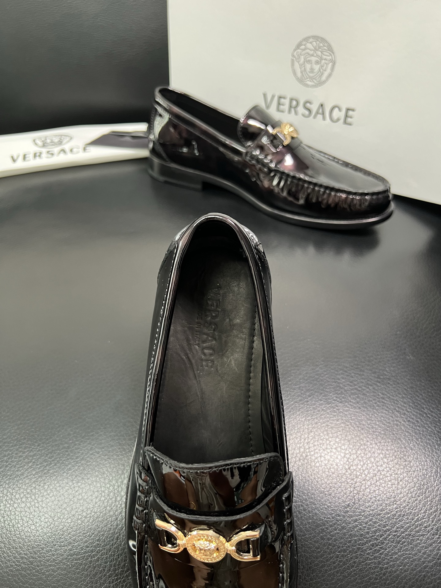 VERSACE 高品质 顶级工艺品 范思哲 专柜同步原厂配置，意大利进口牛皮搭配面料，全鞋配件私模打造，