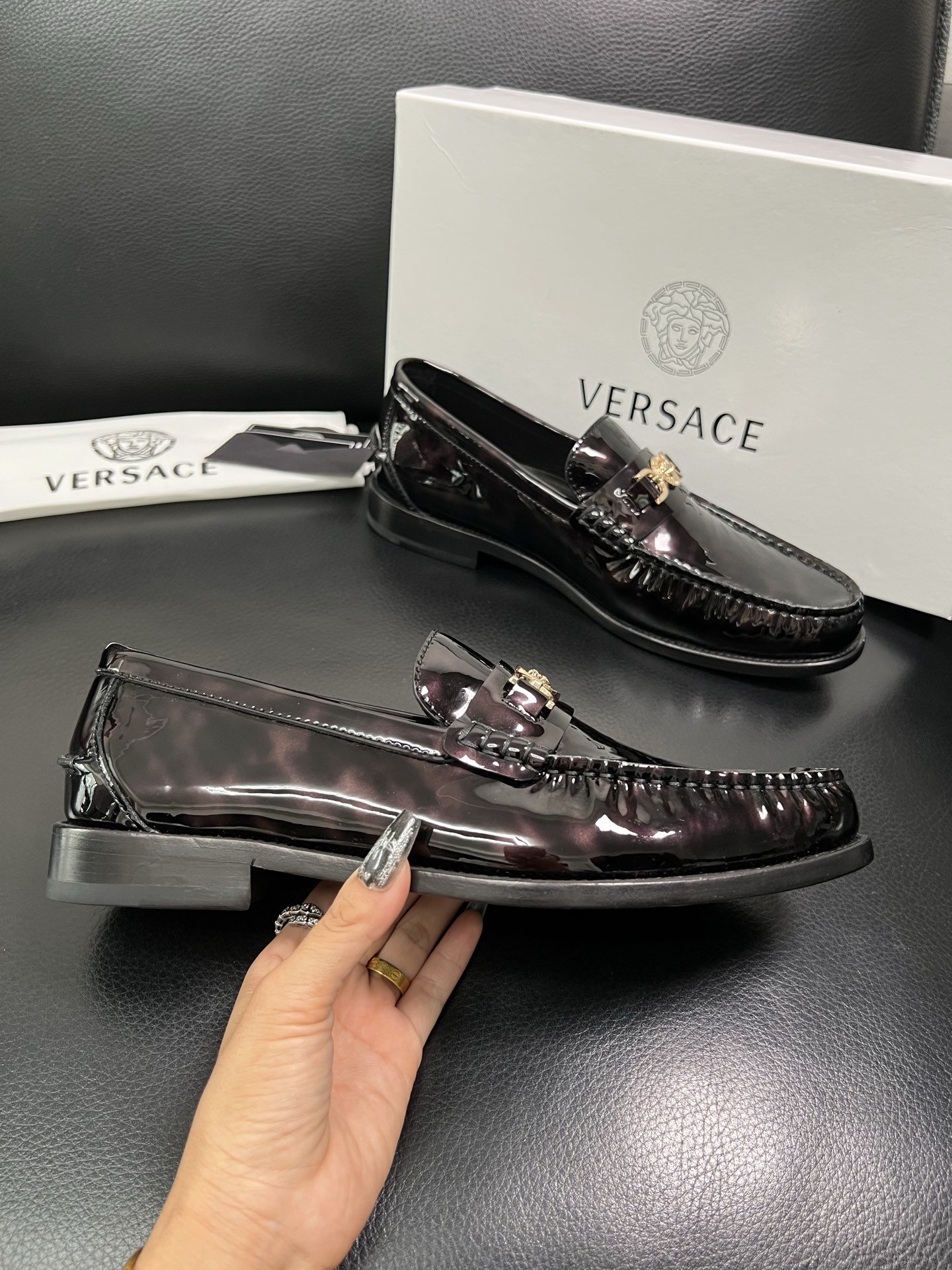 VERSACE 高品质 顶级工艺品 范思哲 专柜同步原厂配置，意大利进口牛皮搭配面料，全鞋配件私模打造，