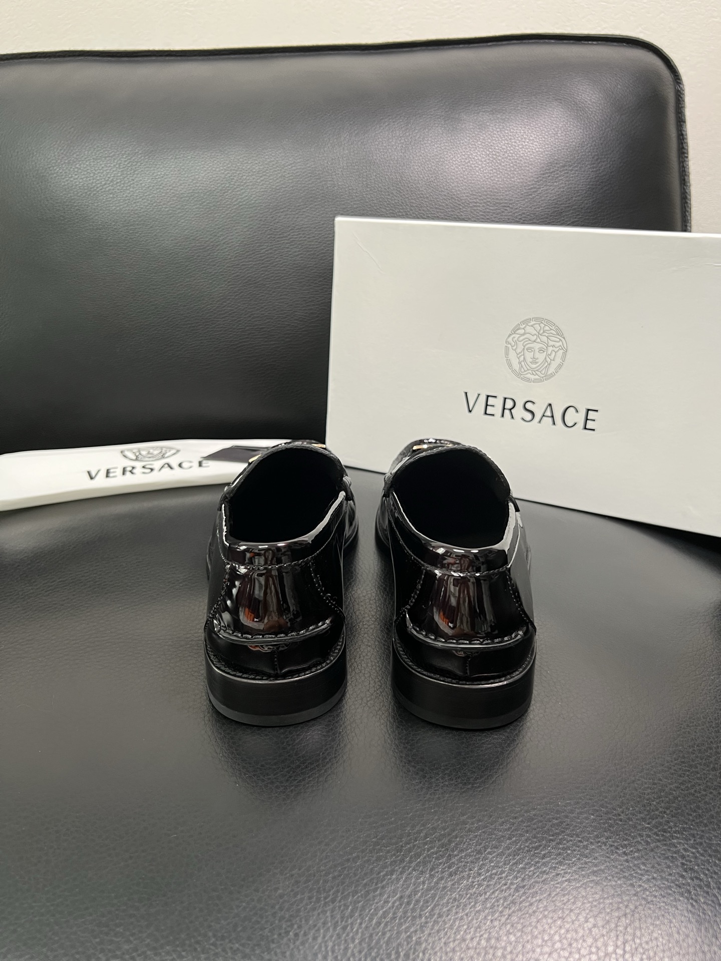 VERSACE 高品质 顶级工艺品 范思哲 专柜同步原厂配置，意大利进口牛皮搭配面料，全鞋配件私模打造，
