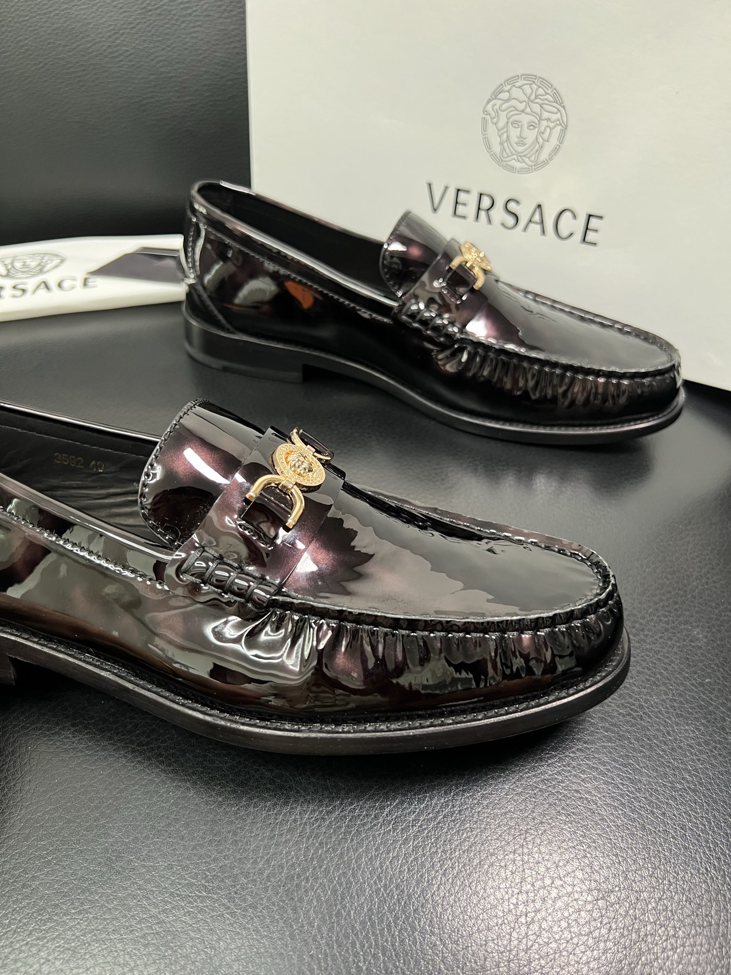 VERSACE 高品质 顶级工艺品 范思哲 专柜同步原厂配置，意大利进口牛皮搭配面料，全鞋配件私模打造，