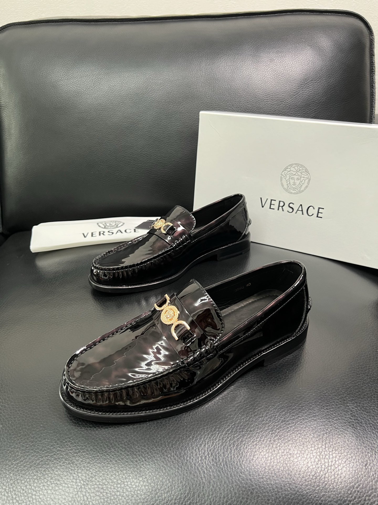 VERSACE 高品质 顶级工艺品 范思哲 专柜同步原厂配置，意大利进口牛皮搭配面料，全鞋配件私模打造，