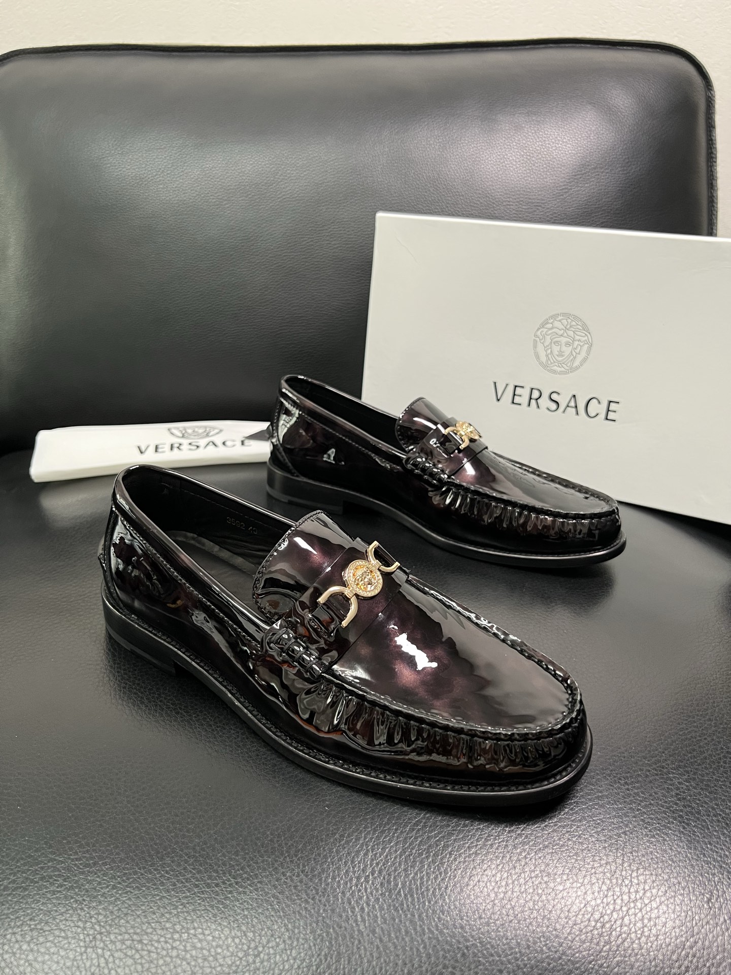 VERSACE 高品质 顶级工艺品 范思哲 专柜同步原厂配置，意大利进口牛皮搭配面料，全鞋配件私模打造，