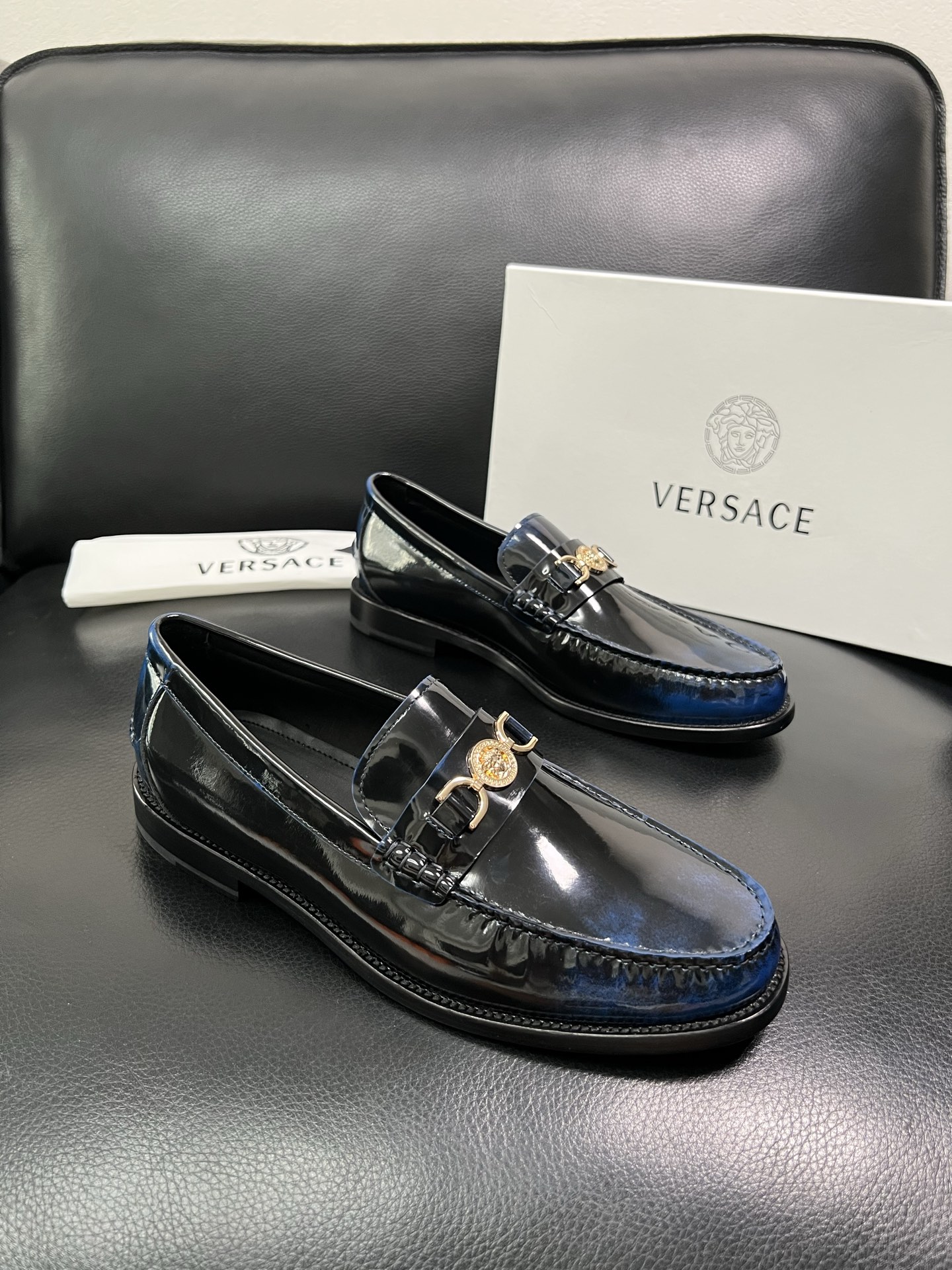 VERSACE 高品质 顶级工艺品 范思哲 专柜同步原厂配置，意大利进口牛皮搭配面料，全鞋配件私模打造，