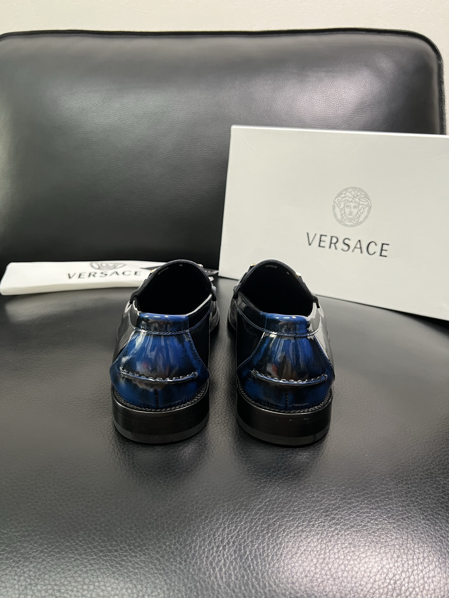 VERSACE 高品质 顶级工艺品 范思哲 专柜同步原厂配置，意大利进口牛皮搭配面料，全鞋配件私模打造，