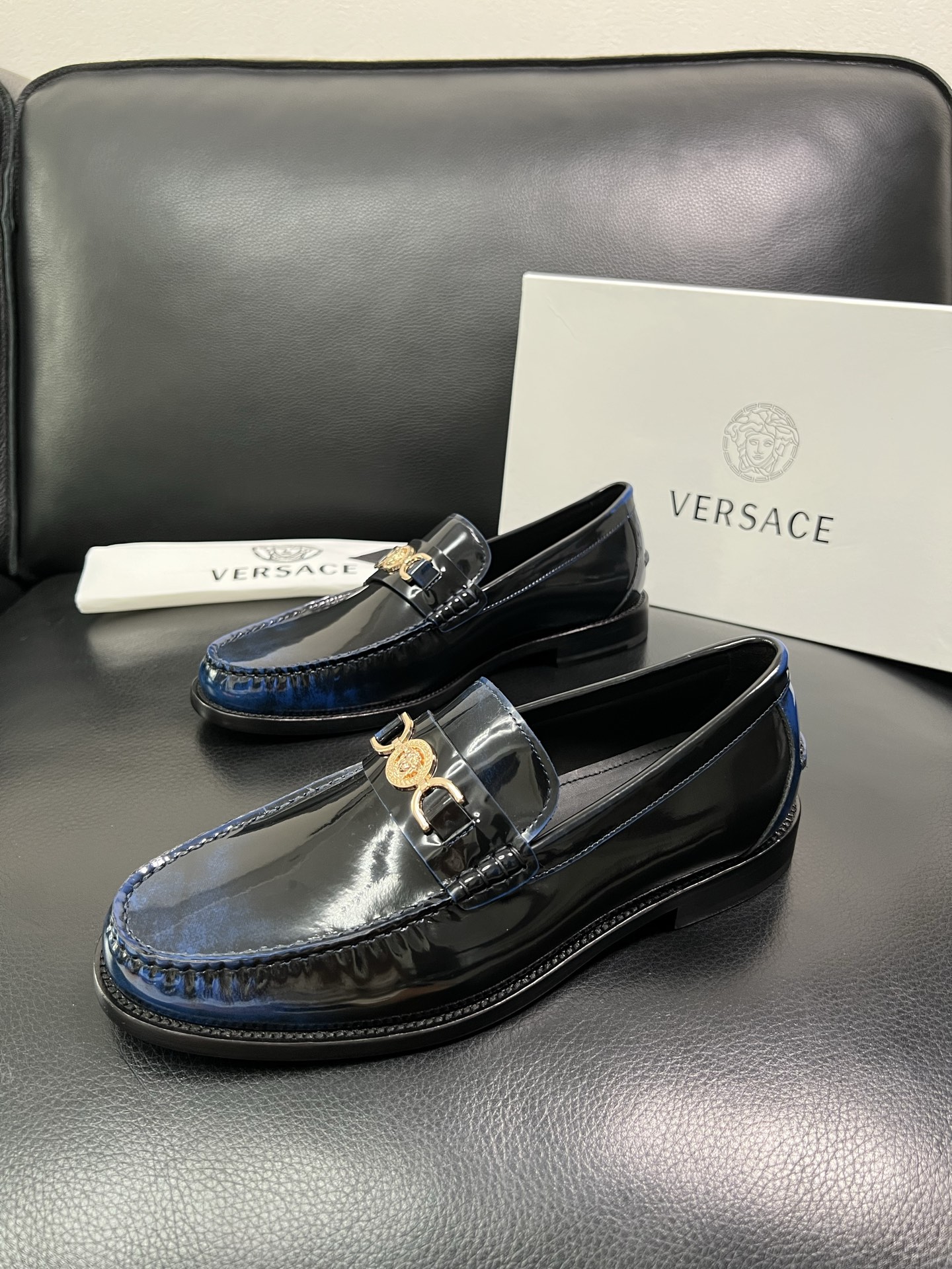 VERSACE 高品质 顶级工艺品 范思哲 专柜同步原厂配置，意大利进口牛皮搭配面料，全鞋配件私模打造，