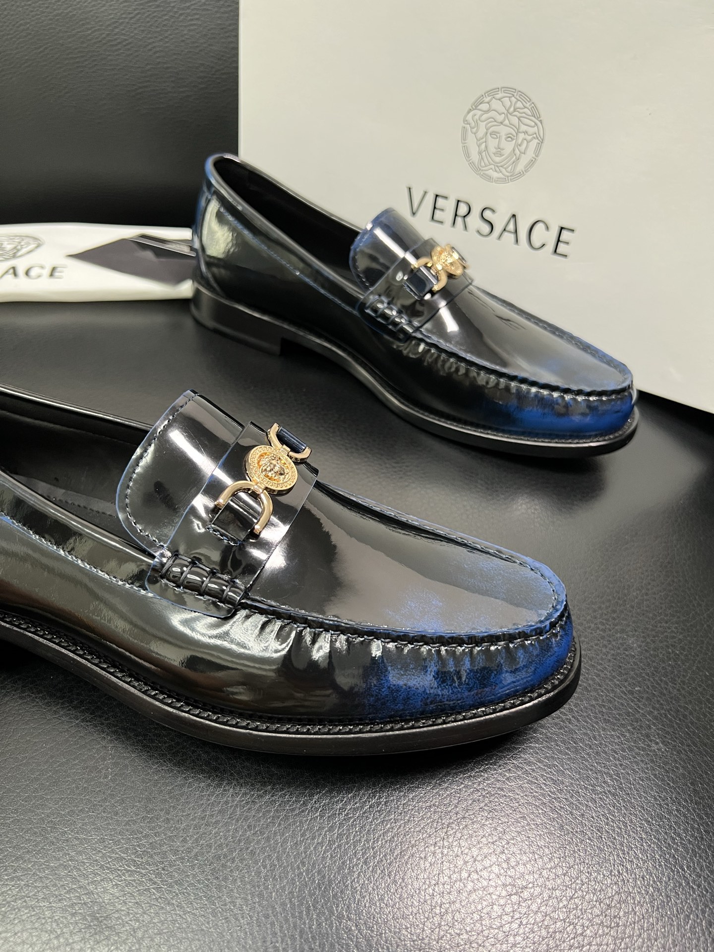 VERSACE 高品质 顶级工艺品 范思哲 专柜同步原厂配置，意大利进口牛皮搭配面料，全鞋配件私模打造，