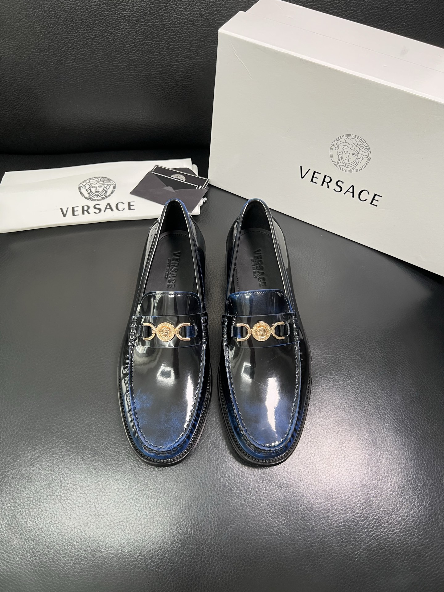 VERSACE 高品质 顶级工艺品 范思哲 专柜同步原厂配置，意大利进口牛皮搭配面料，全鞋配件私模打造，
