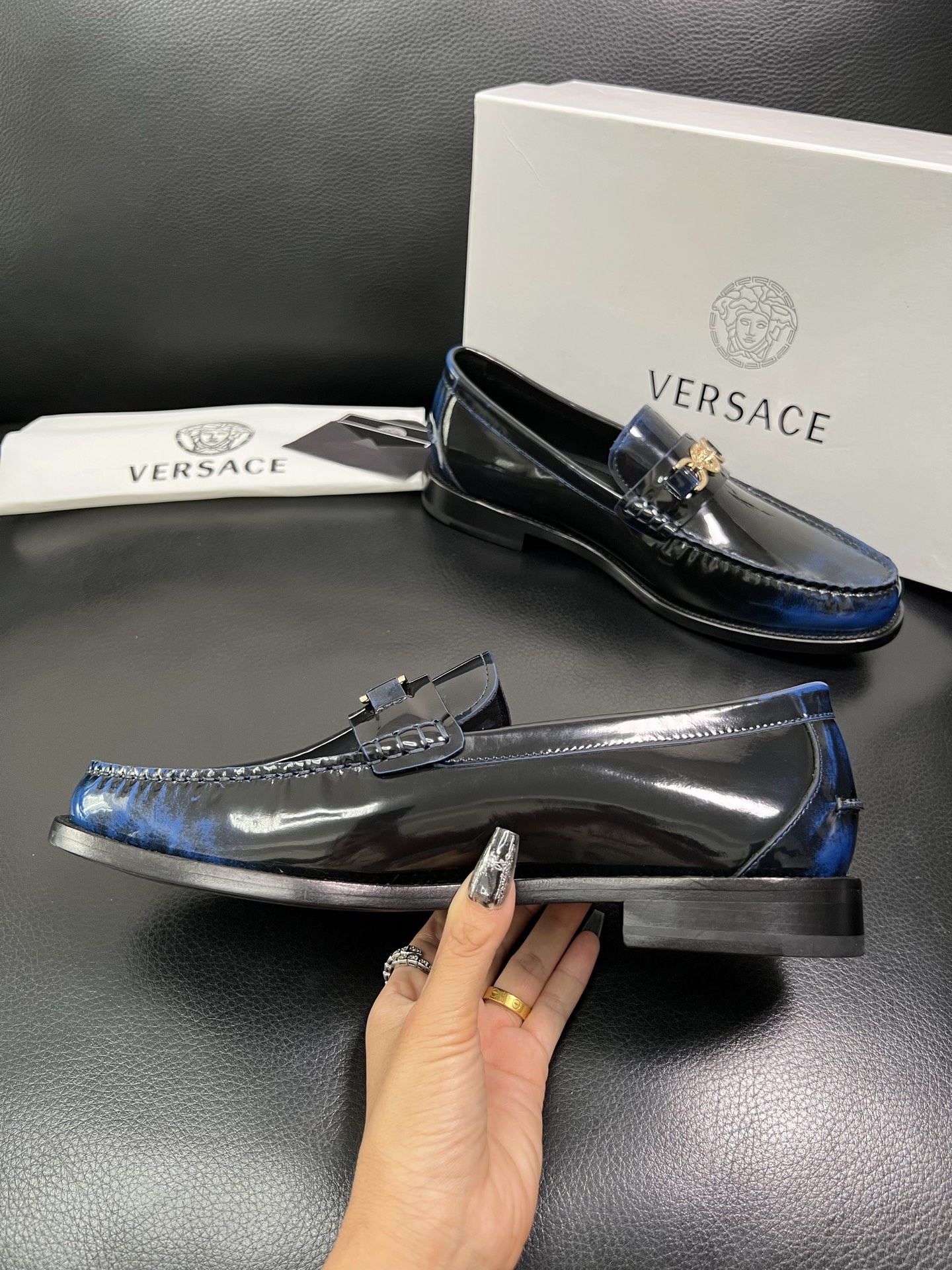 VERSACE 高品质 顶级工艺品 范思哲 专柜同步原厂配置，意大利进口牛皮搭配面料，全鞋配件私模打造，