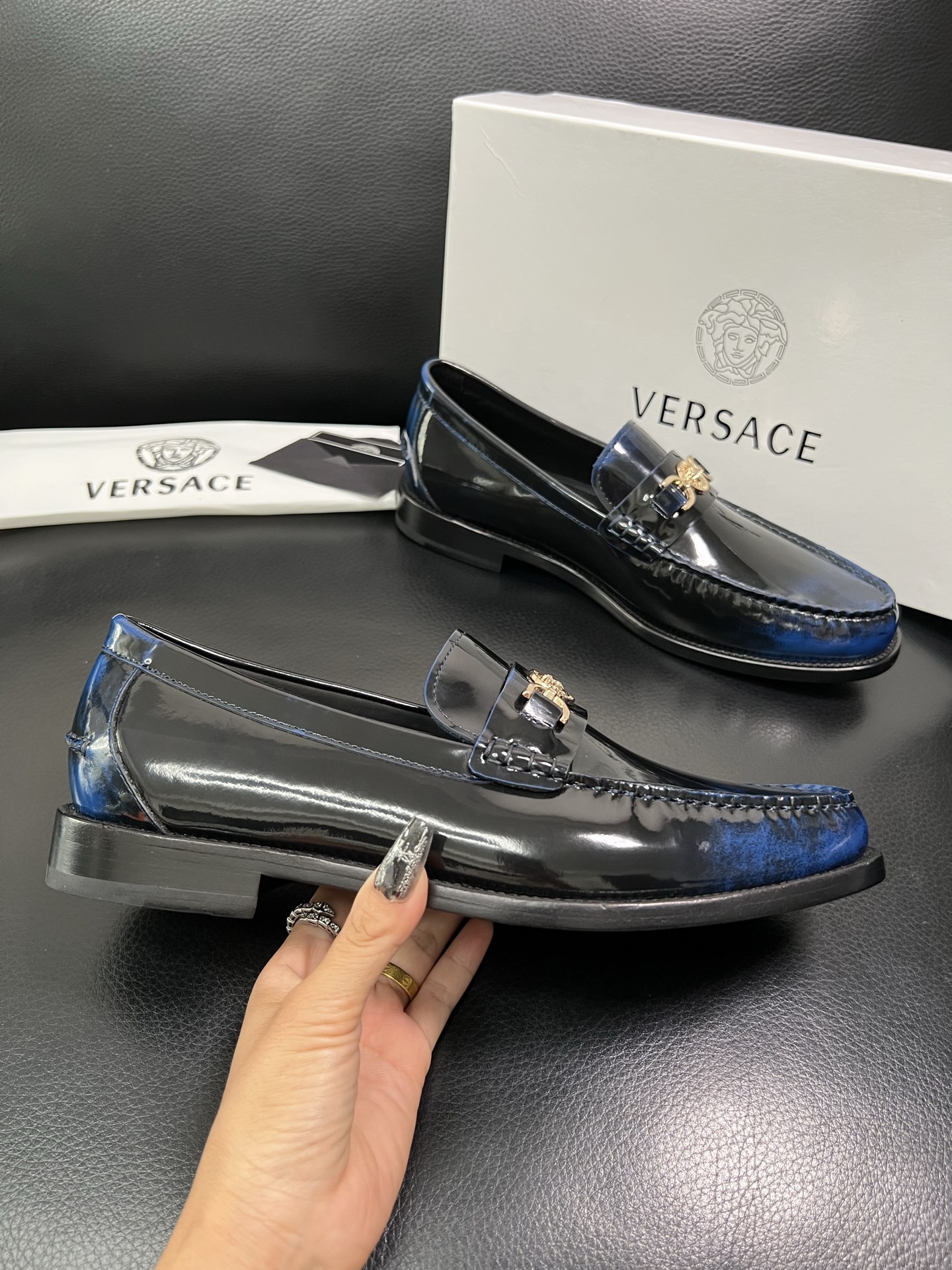 VERSACE 高品质 顶级工艺品 范思哲 专柜同步原厂配置，意大利进口牛皮搭配面料，全鞋配件私模打造，
