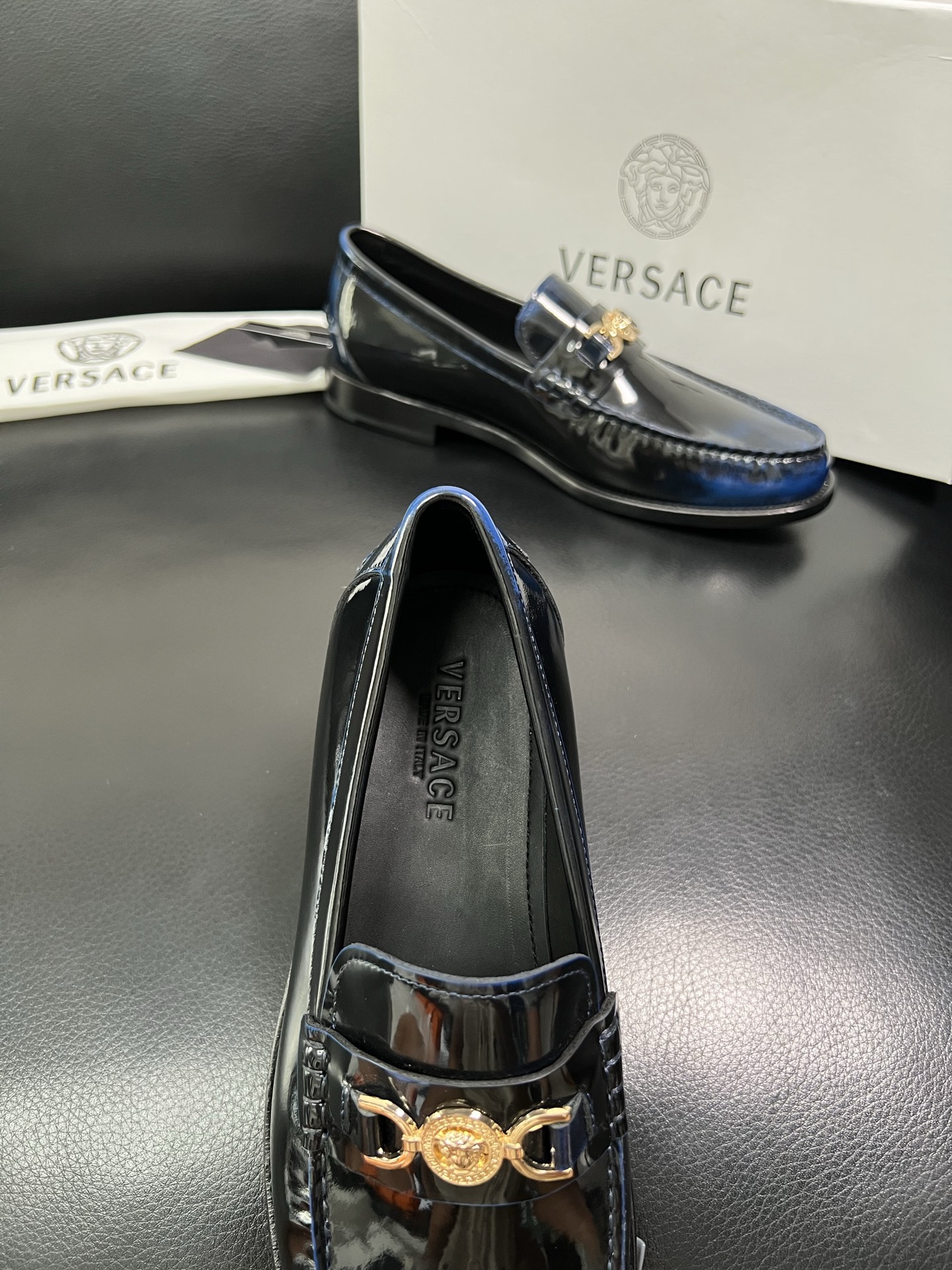 VERSACE 高品质 顶级工艺品 范思哲 专柜同步原厂配置，意大利进口牛皮搭配面料，全鞋配件私模打造，