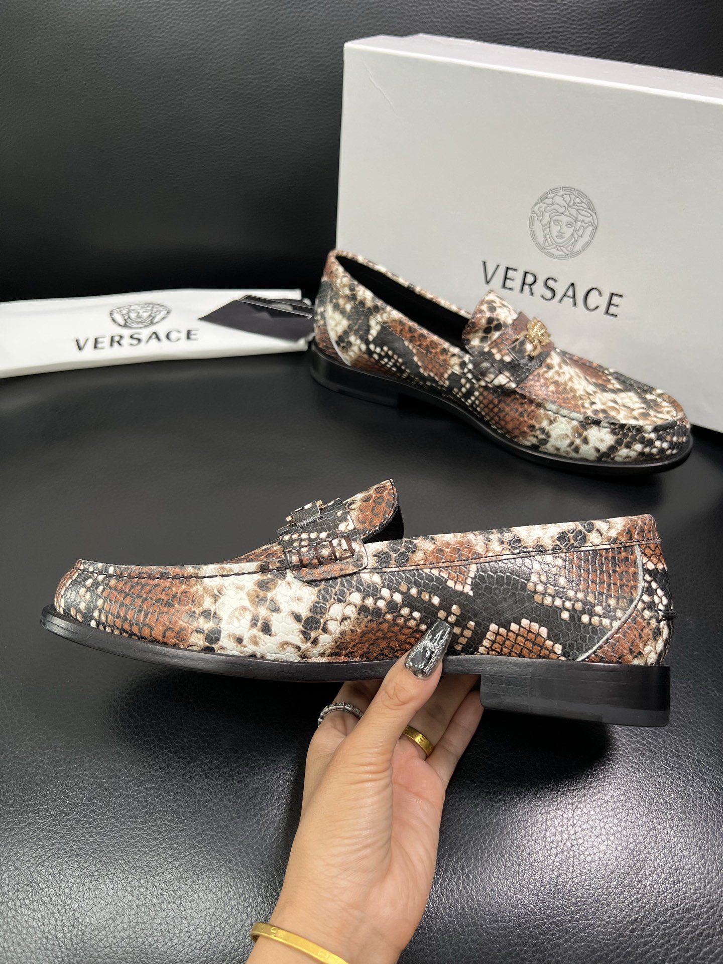 VERSACE 高品质 顶级工艺品 范思哲 专柜同步原厂配置，意大利进口牛皮搭配面料，全鞋配件私模打造，